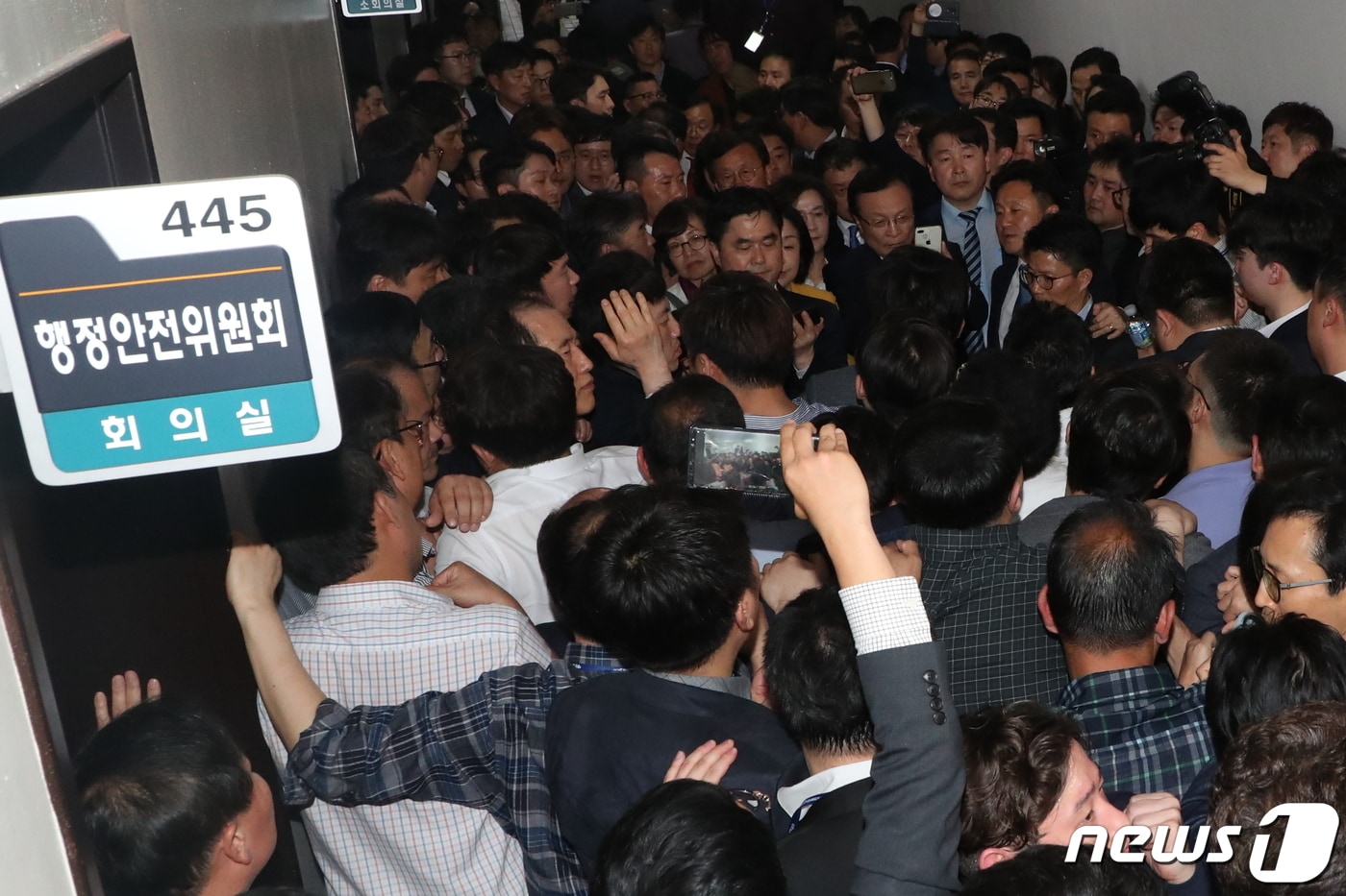 나경원 자유한국당 원내대표 등 자유한국당 의원들이 25일 오후 서울 여의도 국회 의안과 앞에서 여당의 공수처법 등 패스트트랙 지정 법안 제출을 저지하기 위해 입구를 막고 있다. 2019.4.25/뉴스1 ⓒ News1 김명섭 기자