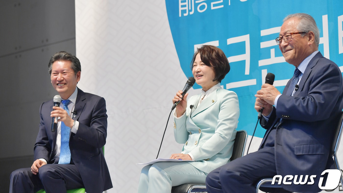 29일 오후 서울 광진구 능동로 건국대학교 새천년관 우곡국제회의장에서 판문점선언 1주년을 맞아 '평화의 주체는 신세대다'를 주제로 열린 토크콘서트에서 추미애 더불어민주당 의원(가운데)과 정세현 전 통일부장관(오른쪽)이 정청래 의원의 사회로 대학생들과 토론하고 있다. (건국대학교 제공) 2019.4.29/뉴스1