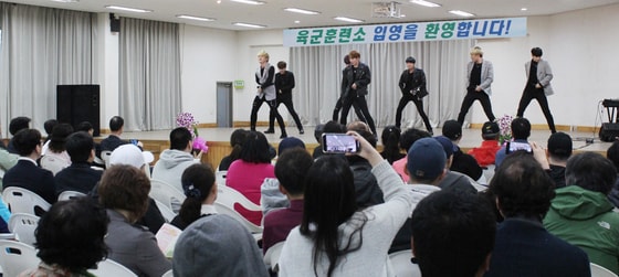 2019년도 제2회 육군훈련소 입영문화제가 29일 충남 논산시 육군훈련소 입영심사대에서 열렸다. 이날 행사에 서 비보이, K-POP 공연이 펼쳐져 입영자와 가족들로부터 큰 호응을 받있다.(대전충남지방병무청 제공) /ⓒ News1 주기철 기자