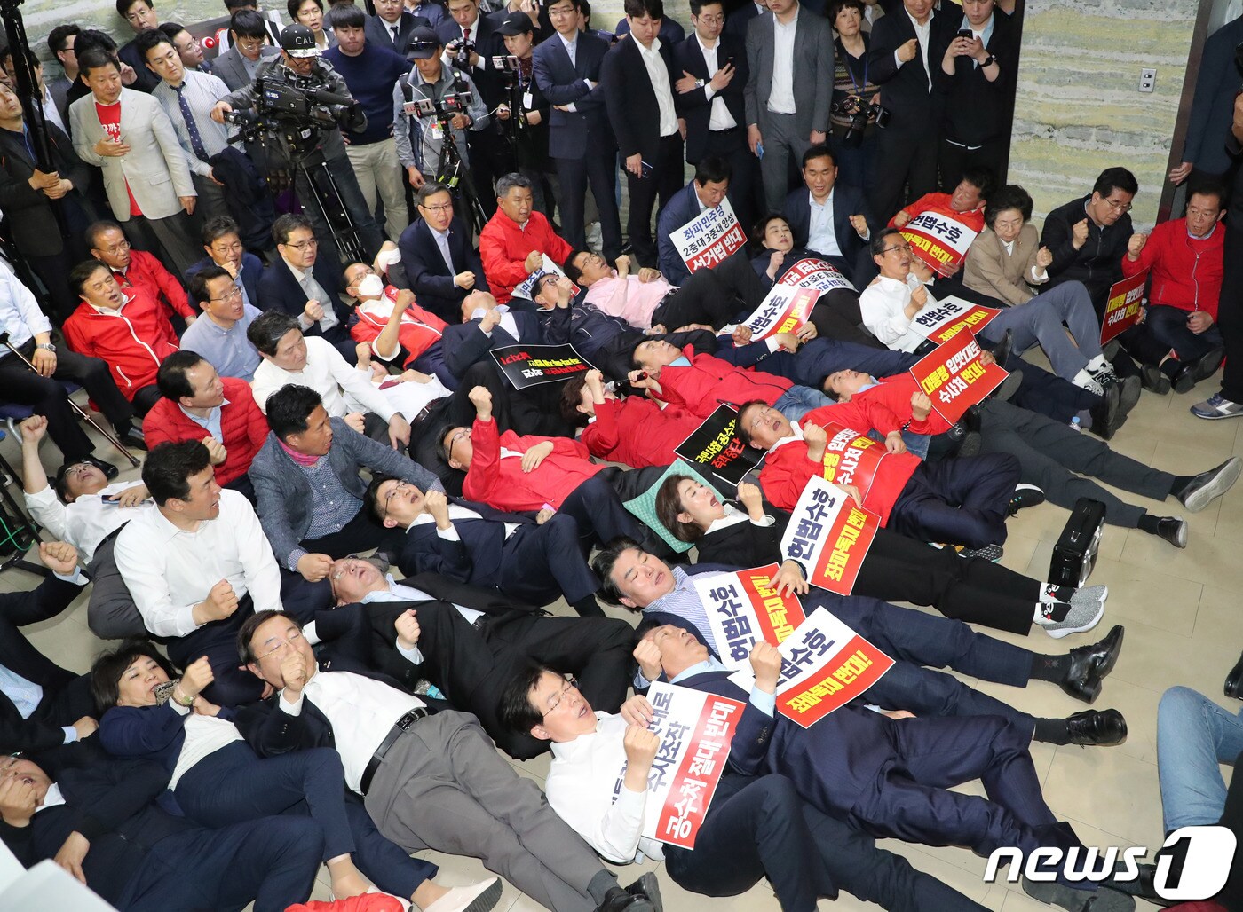 패스트트랙 충돌 사태를 빚은 2019년 당시 국회 모습 2019.4.30/뉴스1 ⓒ News1 김명섭 기자