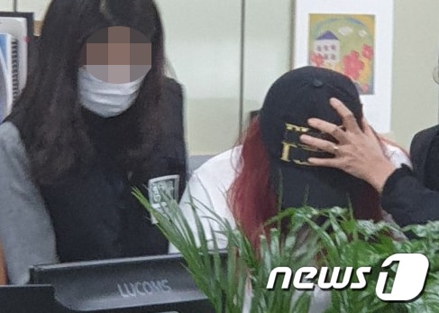 30대 남성이 10대 의붓딸을 살해하고 시신을 유기한 사건과 관련해 30일 오전 광주 동부경찰서에서 범행에 공모한 것으로 드러난 친모가 긴급체포돼 압송되고 있다.2019.4.30/뉴스1 ⓒ News1 전원 기자