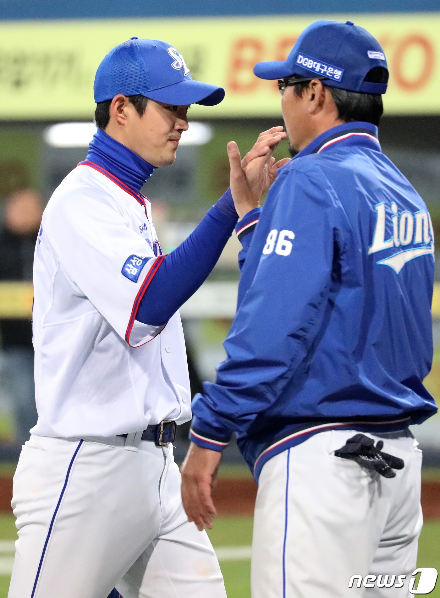 구자욱과 하이파이브하는 김한수 삼성 라이온즈 감독. /뉴스1 ⓒ News1 공정식 기자