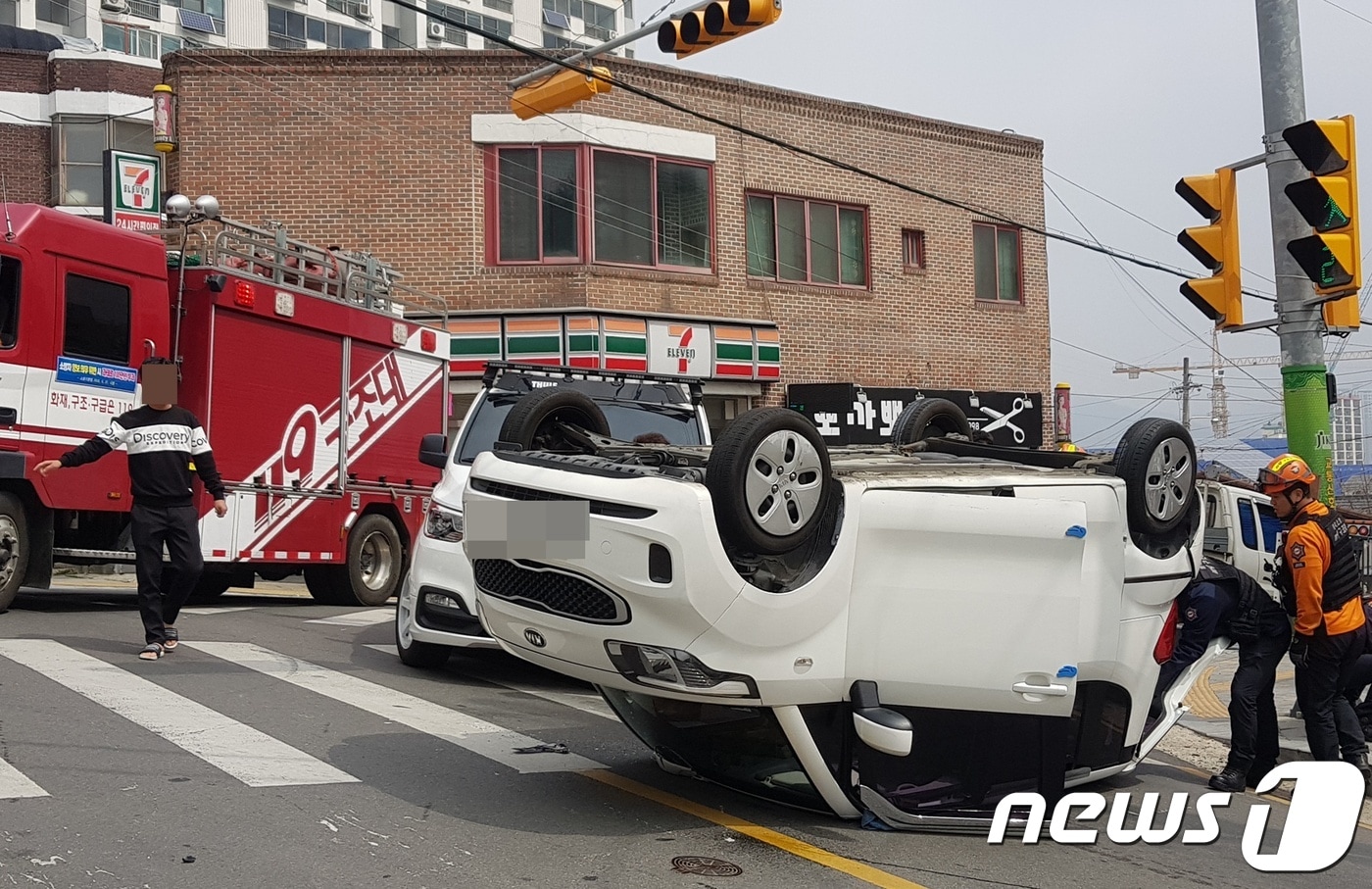 5일 오전 11시30분쯤 충북 청주시 서원구의 한 아파트 앞 교차로에서 레이 승용차와 카렌스 승용차가 충돌했다. 이 사고로 레이 승용차가 뒤집히면서 운전자 박모씨(70)가 다쳤다.2019.4.5/뉴스1 ⓒ 뉴스1 엄기찬 기자