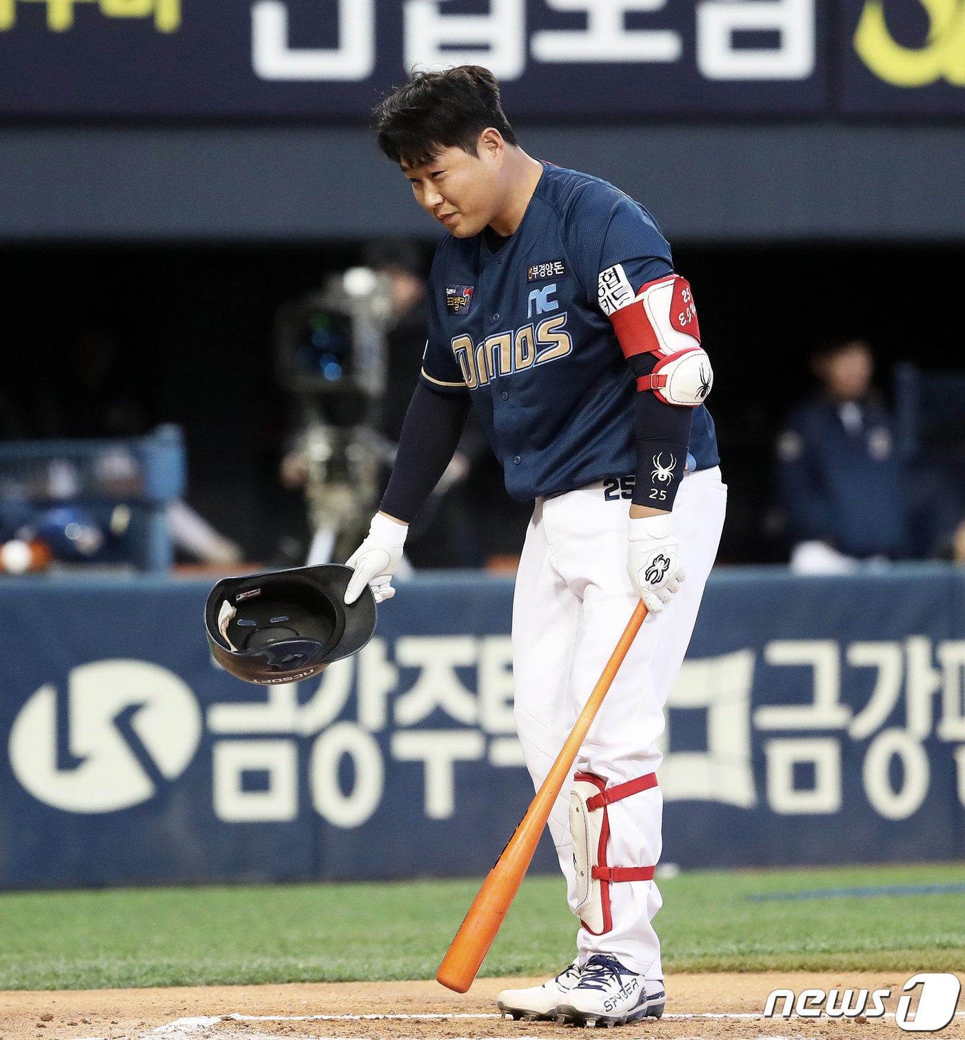 5일 오후 서울 송파구 잠실야구장에서 열린 프로야구 '2019 신한은행 MY CAR KBO리그' NC 다이노스와 두산 베어스의 경기에서 첫 잠실 경기에 나선 NC 양의지가 친정팀 두산팬들을 향해 허리숙여 인사하고 있다. 2019.4.5/뉴스1 ⓒ News1 오대일 기자