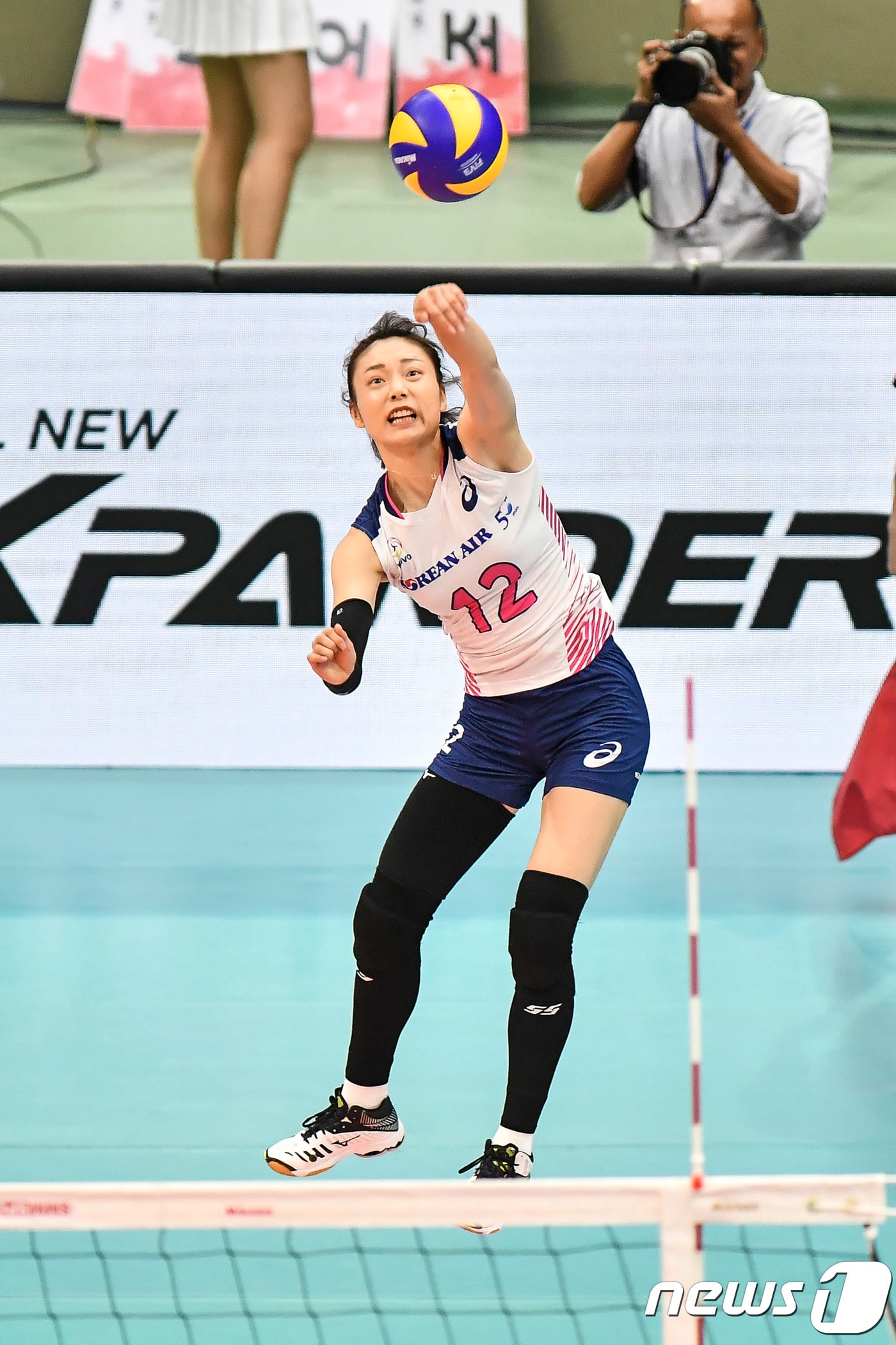 한국 여자배구 올스타 문정원이 7일 태국 방콕의 후아막 체육관에서 열린 2019 한국-태국 여자배구 올스타 슈퍼매치 2차전에서 서브를 시도하고 있다.(KOVO 제공)ⓒ 뉴스1