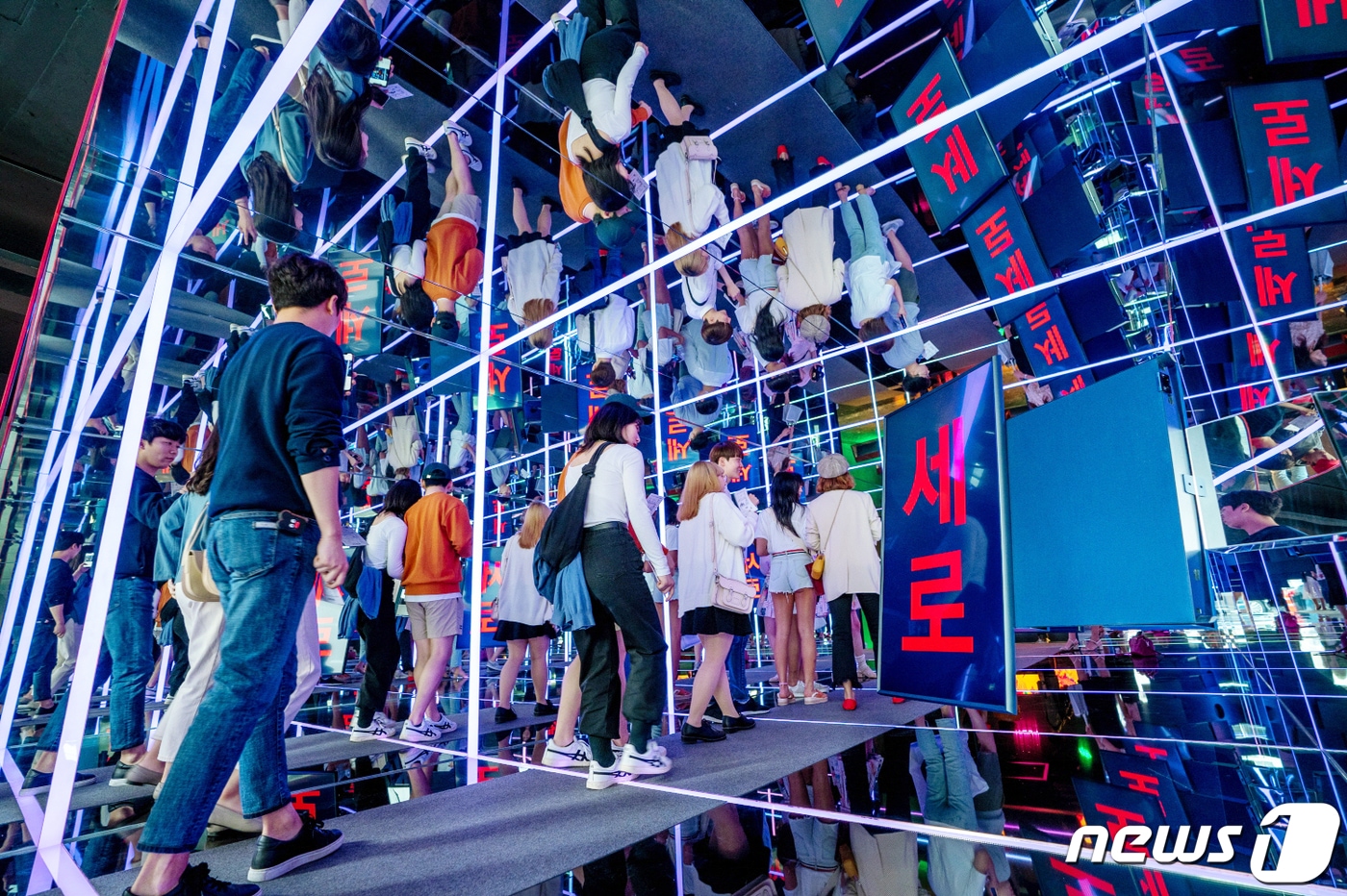 삼성전자가 지난 1일 서울 가로수길에 라이프스타일 TV 팝업스토어 ΄새로보다΄를 오픈했다. ΄새로보다΄는 총 4개층 약 700㎡의 공간에 모바일 콘텐츠에 최적화된 세로 화면이 특징적인 ‘더 세로(The Sero)’, 제품의 심미적 가치에 초점을 둔 ‘더 세리프(The Serif)’, 집안을 갤러리로 만들어 주는 ‘더 프레임(The Frame) 등의 삼성 라이프스타일 TV로 꾸며졌다.(삼성전자 제공) 2019.5.12/뉴스1