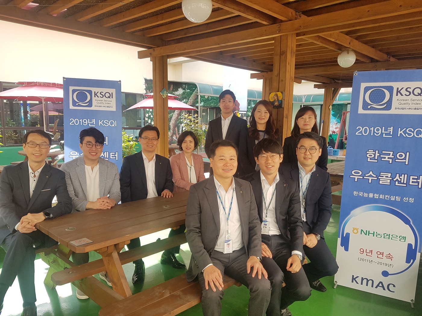 최명호 고객행복센터장(뒷줄 왼쪽에서 세 번째)이 고객행복센터 직원, 고객행복 상담사들과 함께 기념촬영을 하고 있다.(NH농협은행 제공)ⓒ 뉴스1