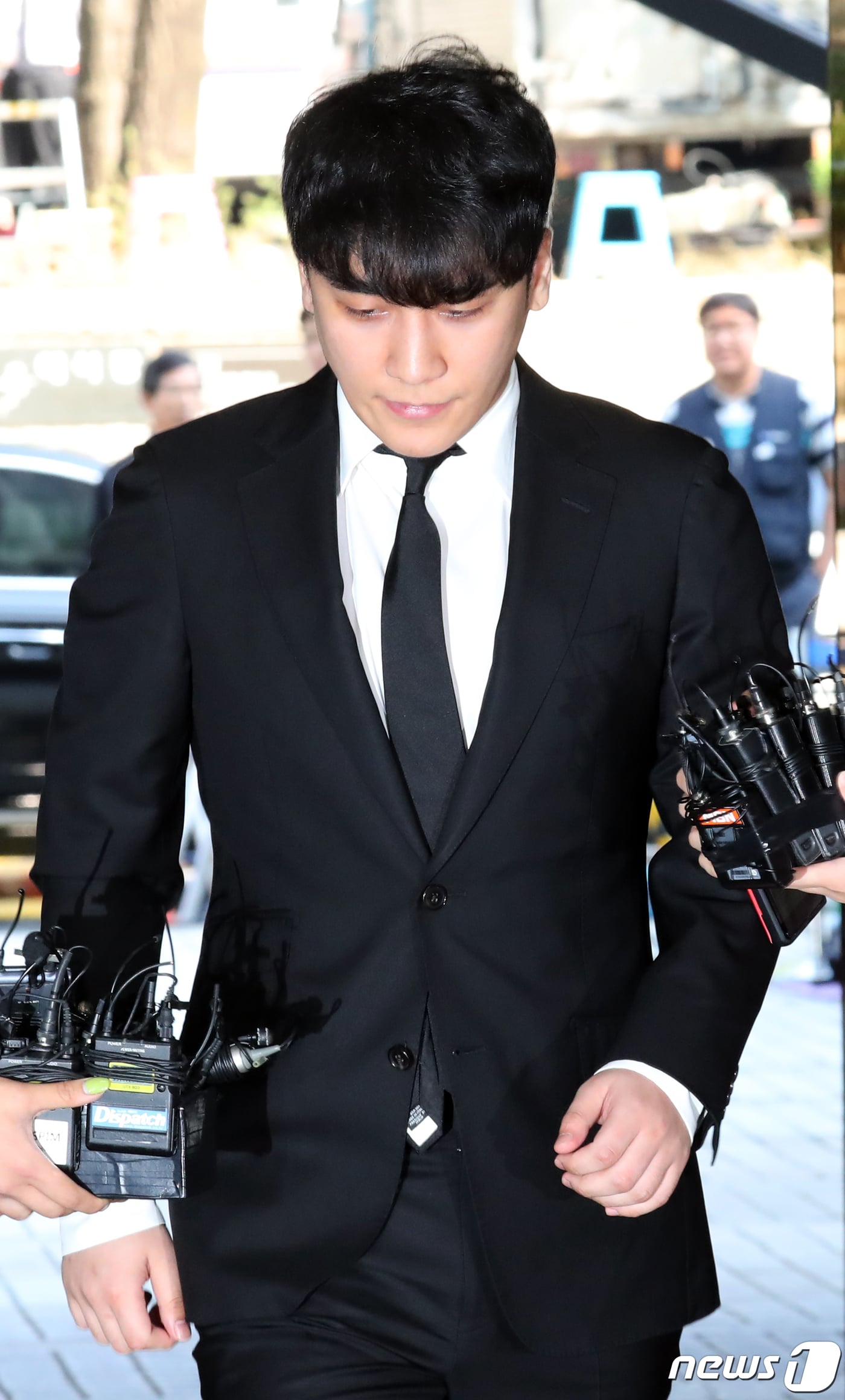 성접대를 알선하고 클럽 '버닝썬'의 수익금을 횡령한 혐의를 받는 가수 승리(본명 이승현)가 14일 오전 서울 서초구 서울중앙지방법원에서 열린 구속 전 피의자심문(영장심사)에 출석하고 있다. 2019.5.14/뉴스1 ⓒ News1 황기선 기자