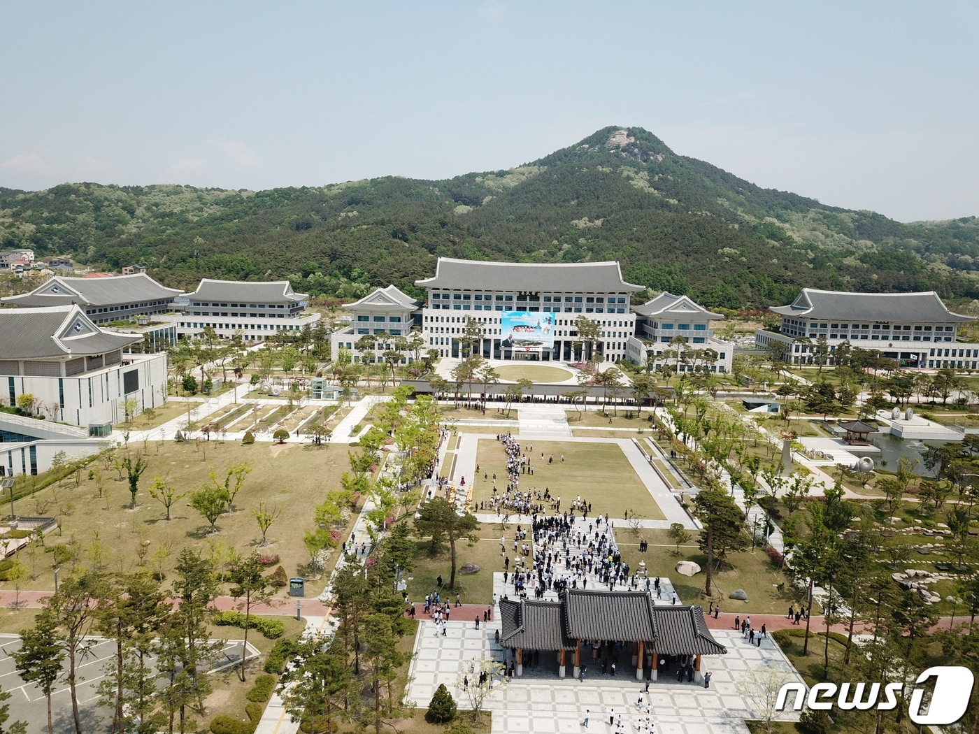 14일 영국여왕 안동방문 20주년을 기념해 경북도청을 방문한 앤드루 영국 왕자를 경북도청직원과 이철우 경북도지사가 환영하며 반기고 있다.2019.5.14/뉴스1 ⓒ News1 김대벽 기자