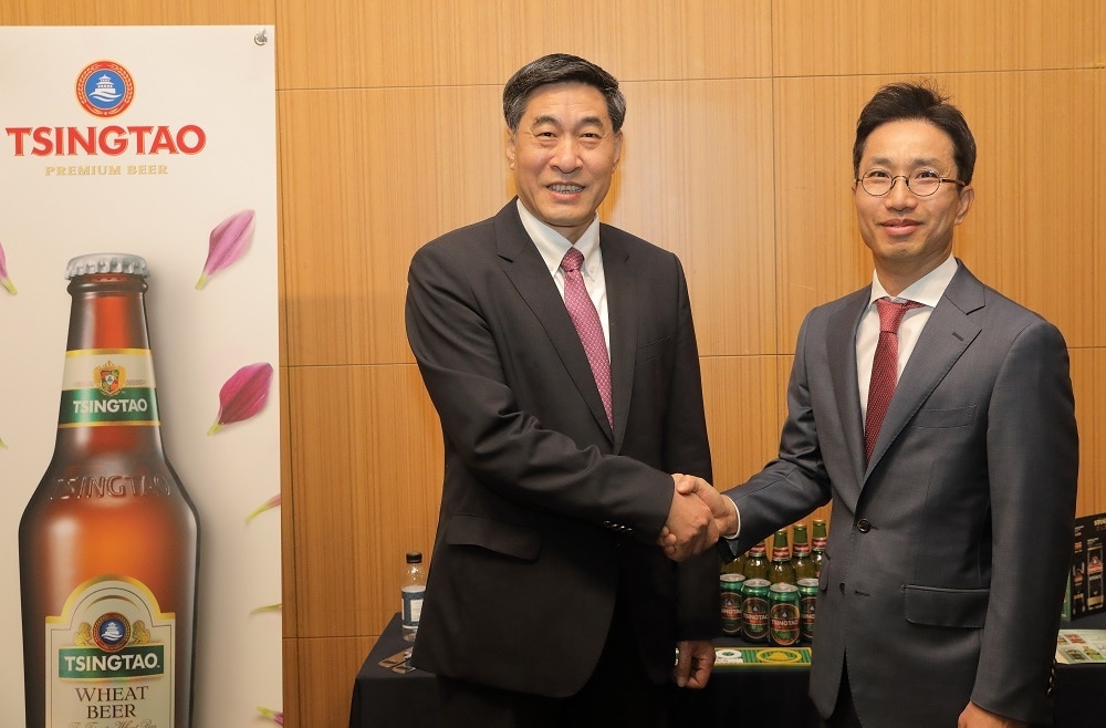 칭따오맥주유한공사 황커싱 회장(왼쪽)과 비어케이 이영석 대표이사 ⓒ 뉴스1