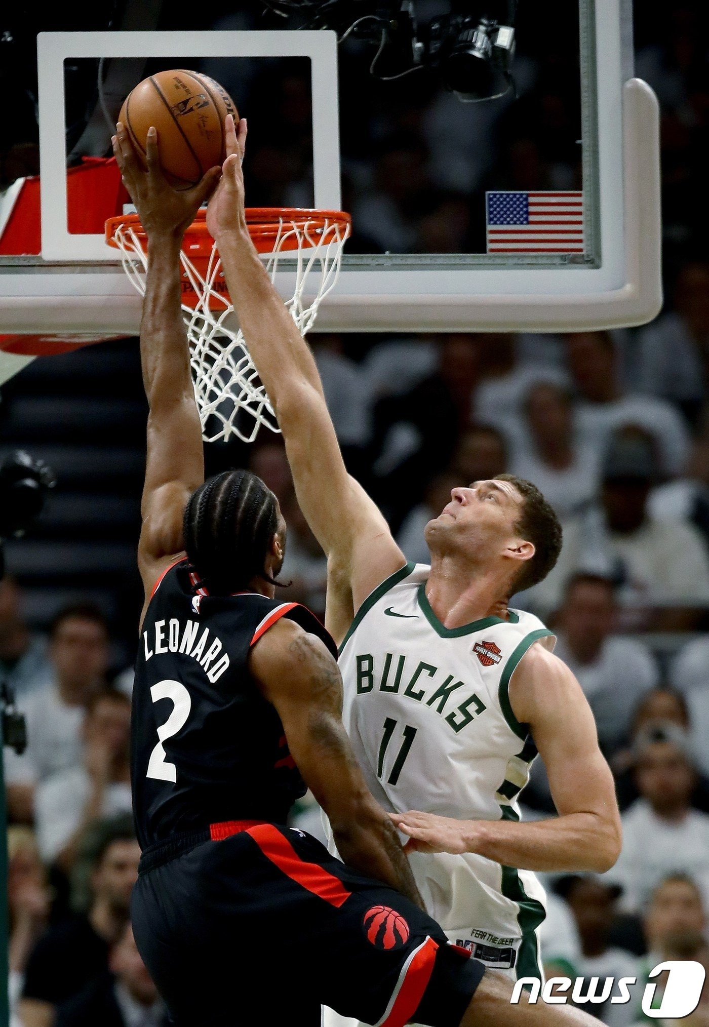 밀워키 벅스 브룩 로페즈가 16일(한국시간) 열린 NBA 동부 콘퍼런스 파이널 1차전에서 토론토 랩터스 카와이 레너드의 슛을 블록하고 있다. ⓒ AFP=뉴스1