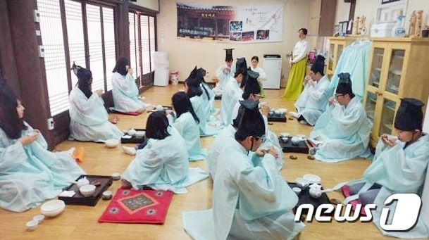 전북 정읍시 칠보면 태산선비권역이 농림식품부가 주관한 농어촌인성학교 평가에서 전국 우수권역으로 선정됐다. 사진은 예절학교 수업 모습 ⓒ 뉴스1