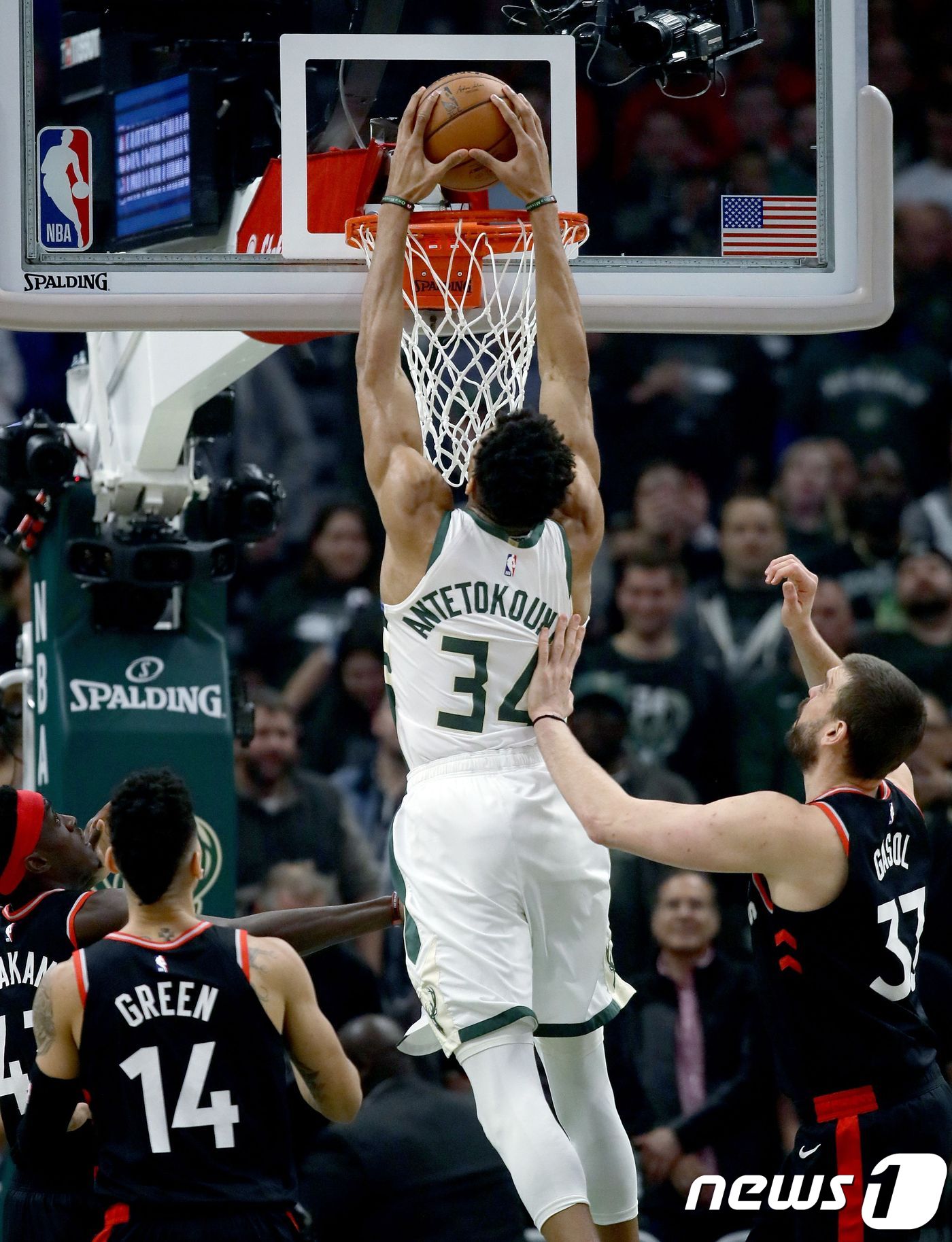 야니스 안테토쿤보가 18일(한국시간) NBA 플레이오프 동부 콘포런스 파이널 2차전 토론토와의 경기에서 덩크슛을 시도하고 있다. ⓒ AFP=뉴스1