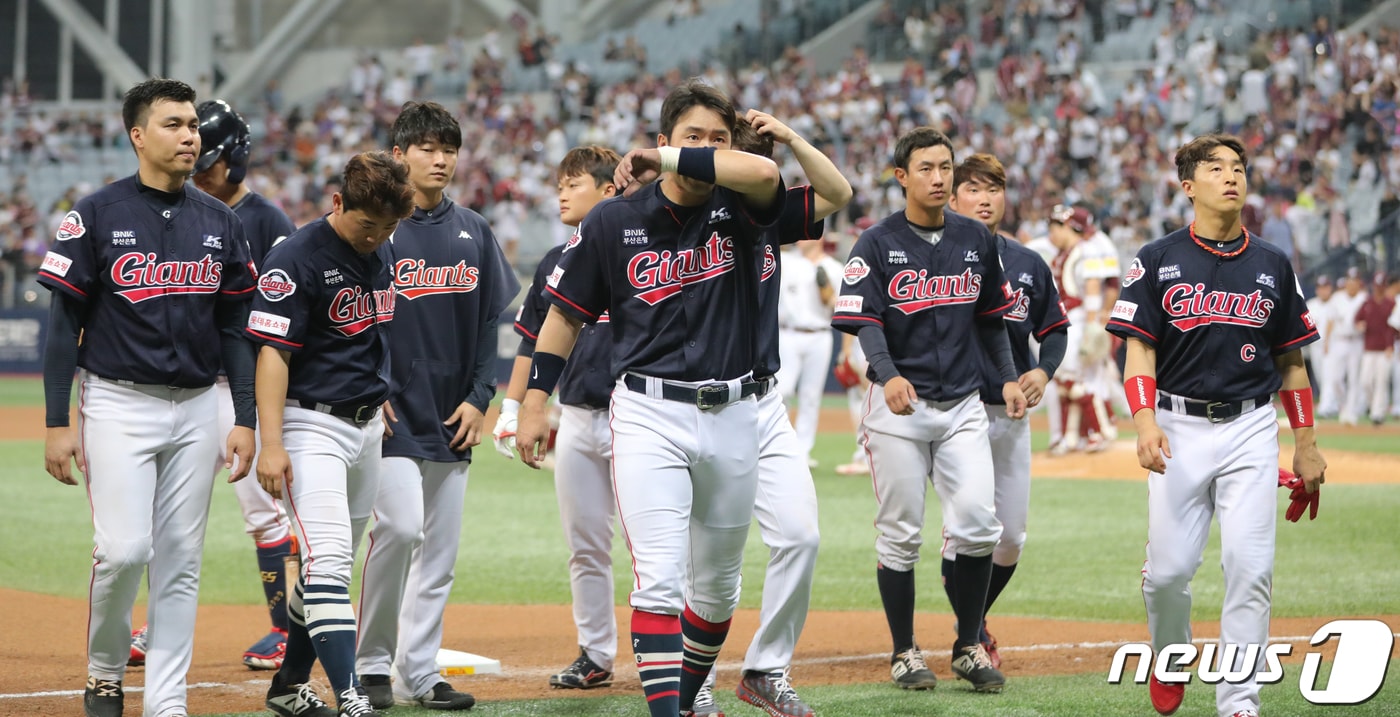 패배 후 롯데 자이언츠 선수들. /뉴스1 ⓒ News1 허경 기자