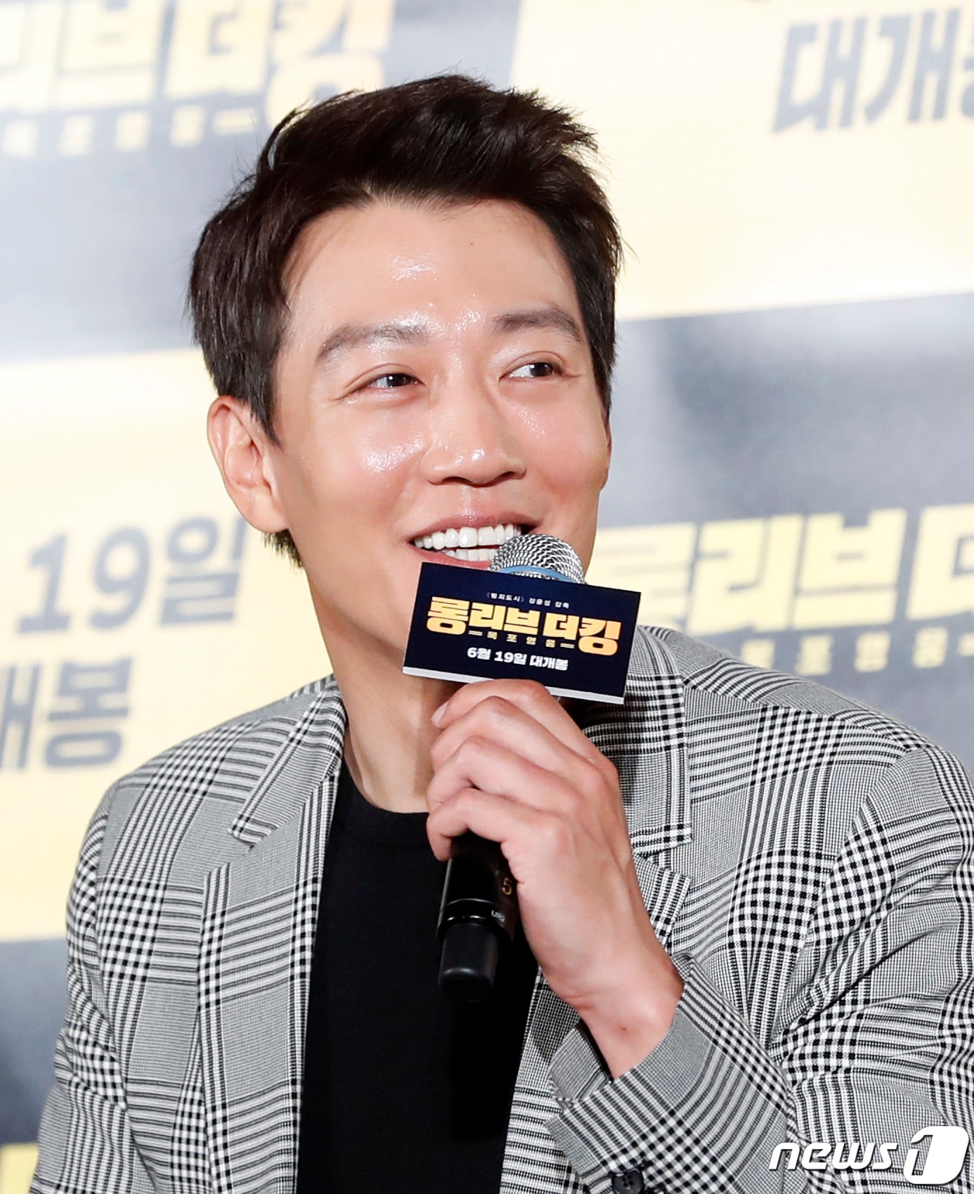 배우 김래원이 20일 오전 서울 메가박스 동대문에서 열린 영화 ‘롱 리브 더 킹: 목포 영웅’(감독 강윤성) 제작보고회에 참석해 인사말을 하고 있다. ‘롱 리브 더 킹: 목포 영웅’은 우연한 사건으로 시민 영웅이 된 거대 조직 보스 장세출(김래원 분)이 국회의원 선거에 출마해 세상을 바꾸기 위해 펼치는 이야기를 그렸다. 2019.5.20/뉴스1 ⓒ News1 권현진 기자