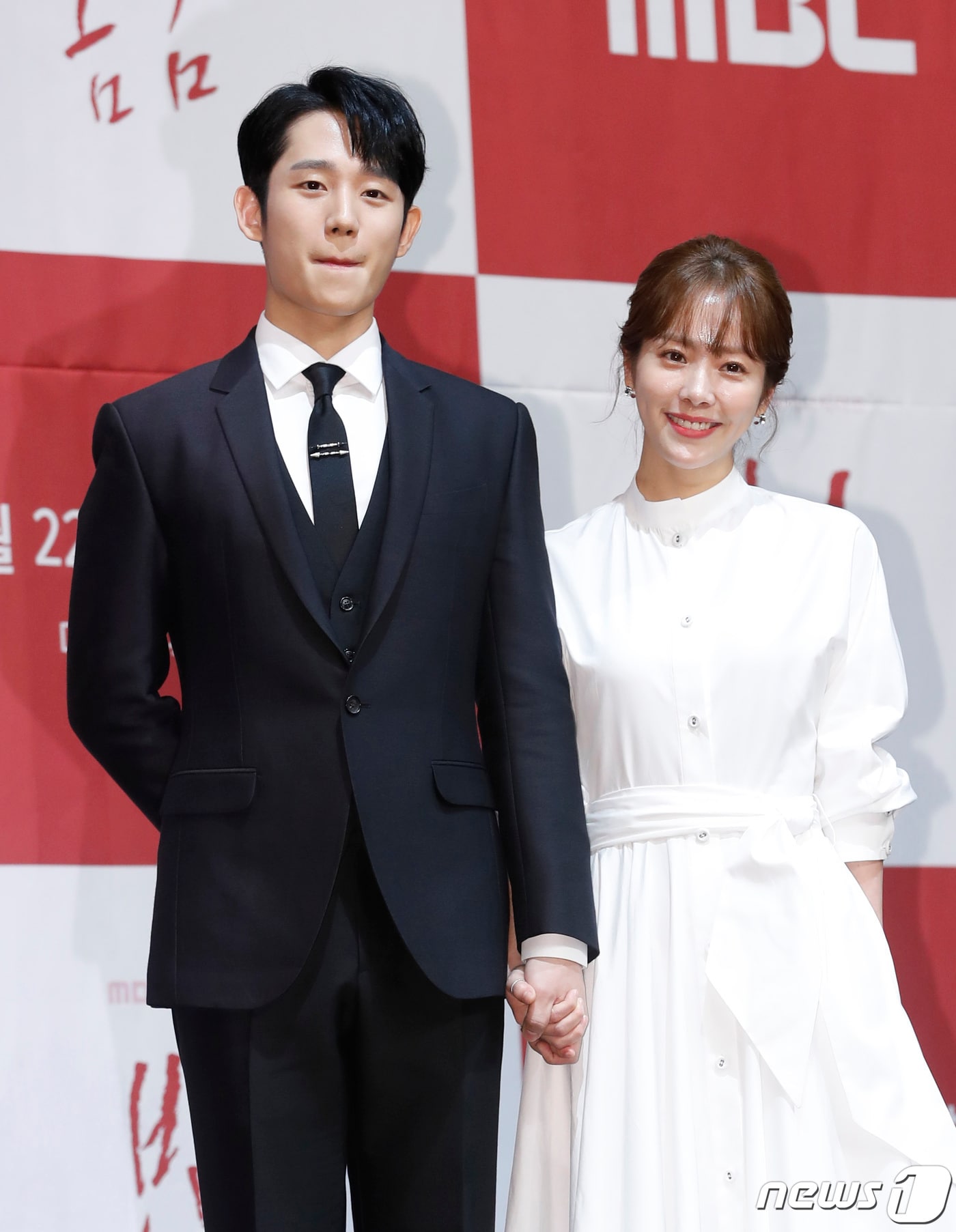 배우 정해인, 한지민(오른쪽)이 20일 서울 구로구 라마다 서울 신도림에서 열린 MBC 수목드라마 ‘봄밤’ 제작발표회에서 포즈를 취하고 있다. ‘봄날’은 자신이 원하는 삶에 가치를 둔 도서관 사서 이정인(한지민 분)과 따스하고 다정하지만 때로는 강렬한 승부욕을 드러내는 약사 유지호(정해인 분), 서로를 몰랐던 두 사람은 불현 듯 찾아온 감정의 파동을 겪는 설렘 가득한 로맨스 드라마다. 2019.5.20/뉴스1 ⓒ News1 권현진 기자