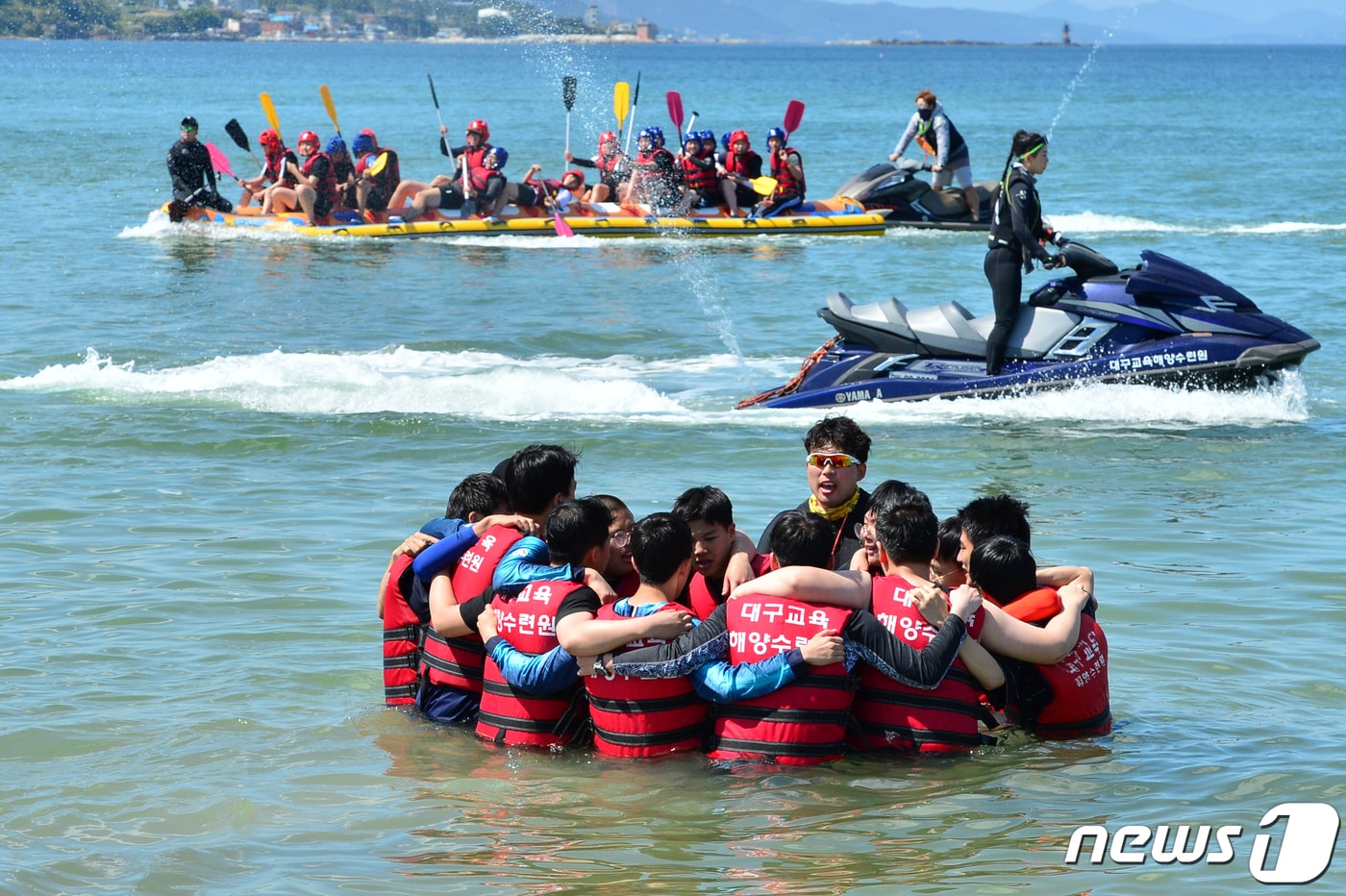 경북도교육청은 올해부터 안동과 상주, 청도 학생수련원을 교육청 직속 '화랑교육원 분원'으로 운영한다고 13일 밝혔다. 사진은 학생들이 경북 포항시 북구 흥해읍 곡강리 대구교육해양수련원에서 바다 생존 수영 체험을 하는 모습. 2019.5.21/뉴스1 ⓒ News1 최창호 기자