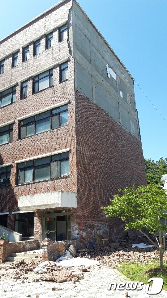 21일 오후 2시8분쯤 부산 금정구 부산대 5층 미술관 외벽 벽돌이 떨어져 그늘에서 쉬고있던 환경미화원 A씨(68)가 머리를 맞아 숨졌다. 현장에 건물 2개층 벽돌이 바닥에 떨어져 아수라장으로 변한 모습.(부산소방재난본부 제공)ⓒ 뉴스1