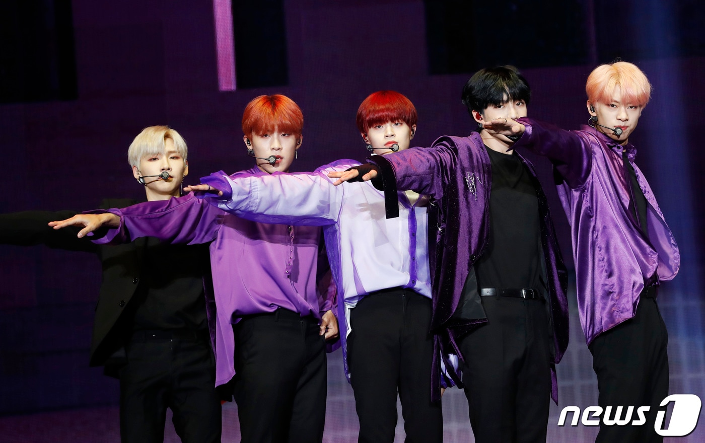 신인 보이그룹 에이비식스(AB6IX)가 22일 오후 서울 송파구 방이동 올림픽홀에서 열린 데뷔 앨범 '비컴플릿(B:COMPLETE)‘ 쇼케이스에 참석해 신곡을 선보이고 있다. AB6IX 이대휘, 박우진, 임영민, 김동현, 전웅의 이번 앨범은 멤버들이 직접 전곡 프로듀싱하고 작사, 작곡한 것은 물론 퍼포먼스 디렉팅 등 앨범 제작 과정 전반에 걸쳐 적극적으로 참여했다. 2019.5.22/뉴스1 ⓒ News1 권현진 기자