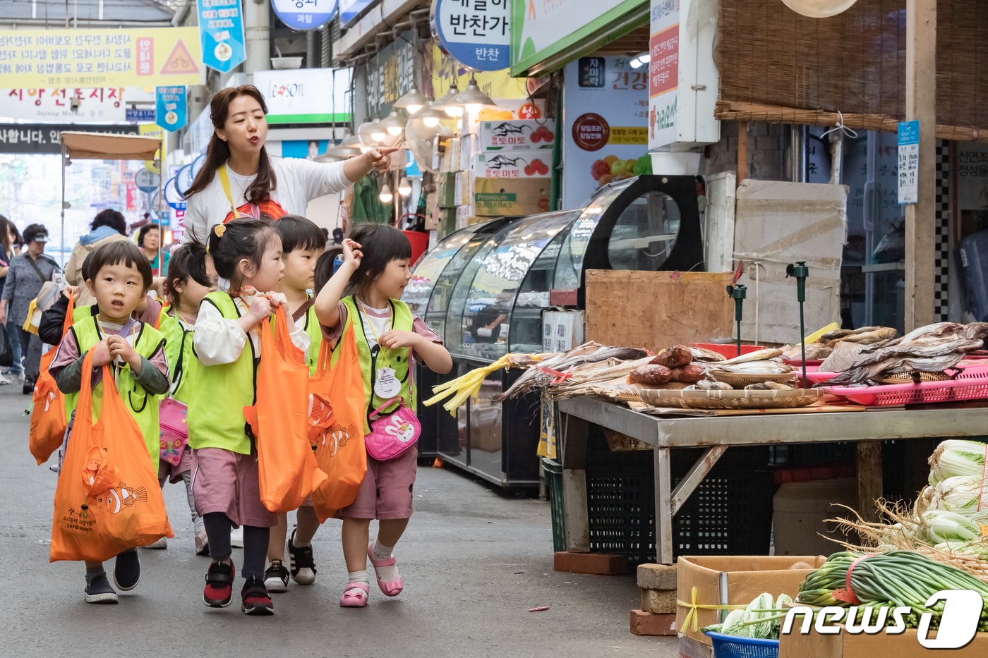 23일 서울 광진구 자양시장에서 열린 '우리동네 시장 나들이' 행사에 참여한 어린이들이 장을 보고 있다. 시장상인회가 주최하는 이번 행사는 전통시장을 주민과 친근한 장소로 만들어 자주 찾을 수 있는 생활공간으로 바꾸기 위해 마련됐다. (광진구청 제공) 2019.5.23/뉴스1