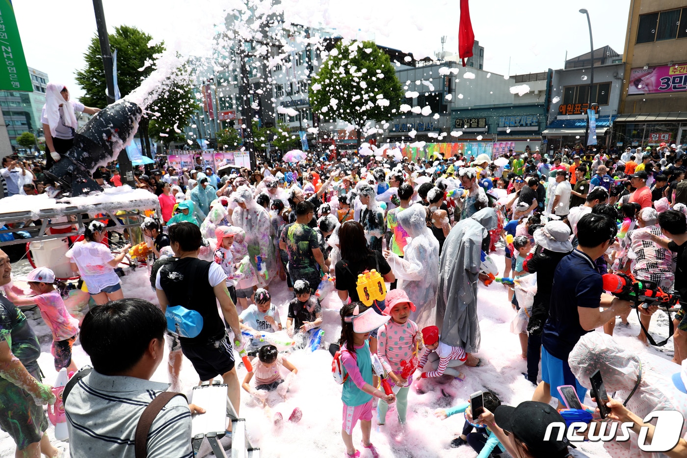 26일 강원 춘천시 중앙로터리 일원에서 열린 마임축제 개막공연인 물의도시 아水(수)라장에서 참가자들이 물싸움을 하며 더위를 식히고 있다.  2019.5.26/뉴스1 ⓒ News1 김경석 기자
