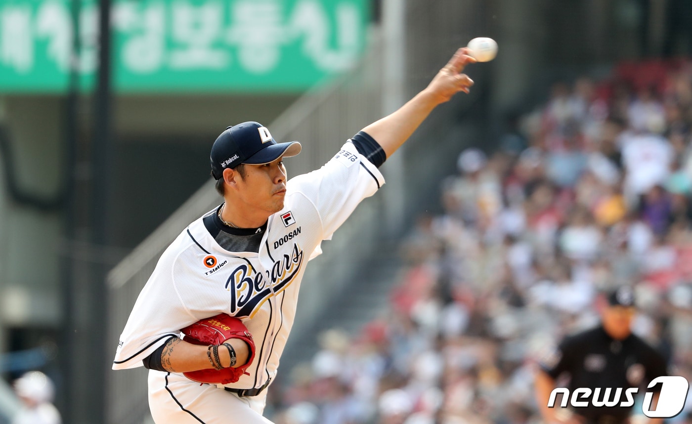 26일 오후 서울 송파구 잠실야구장에서 열린 프로야구 '2019 신한은행 MY CAR KBO 리그' 한화이글스와 두산베어스의 경기에서 7회초 한화 공격 두산 두 번째 투수 권혁이 역투하고 있다. 2019.5.26/뉴스1 ⓒ News1 이승배 기자