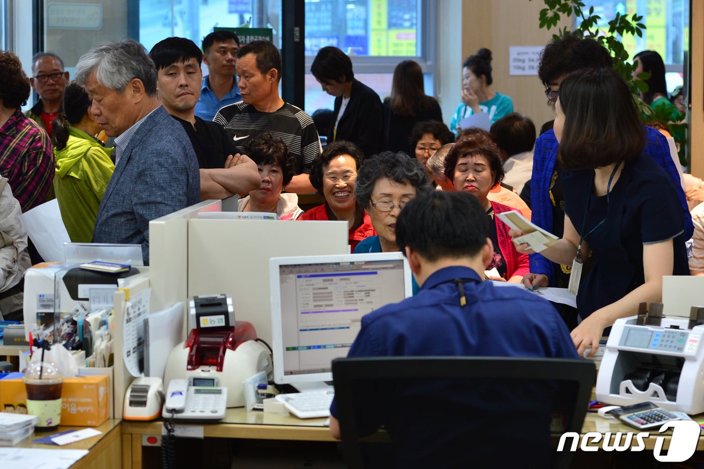 경북 포항시 북구 양덕동 농협지점에서 시민들이 지역경제 활성화를 위해 발행한 포항사랑상품권을 구입하기 위해 기다리고 있다. 2019.5.27/뉴스1 ⓒ News1 최창호 기자