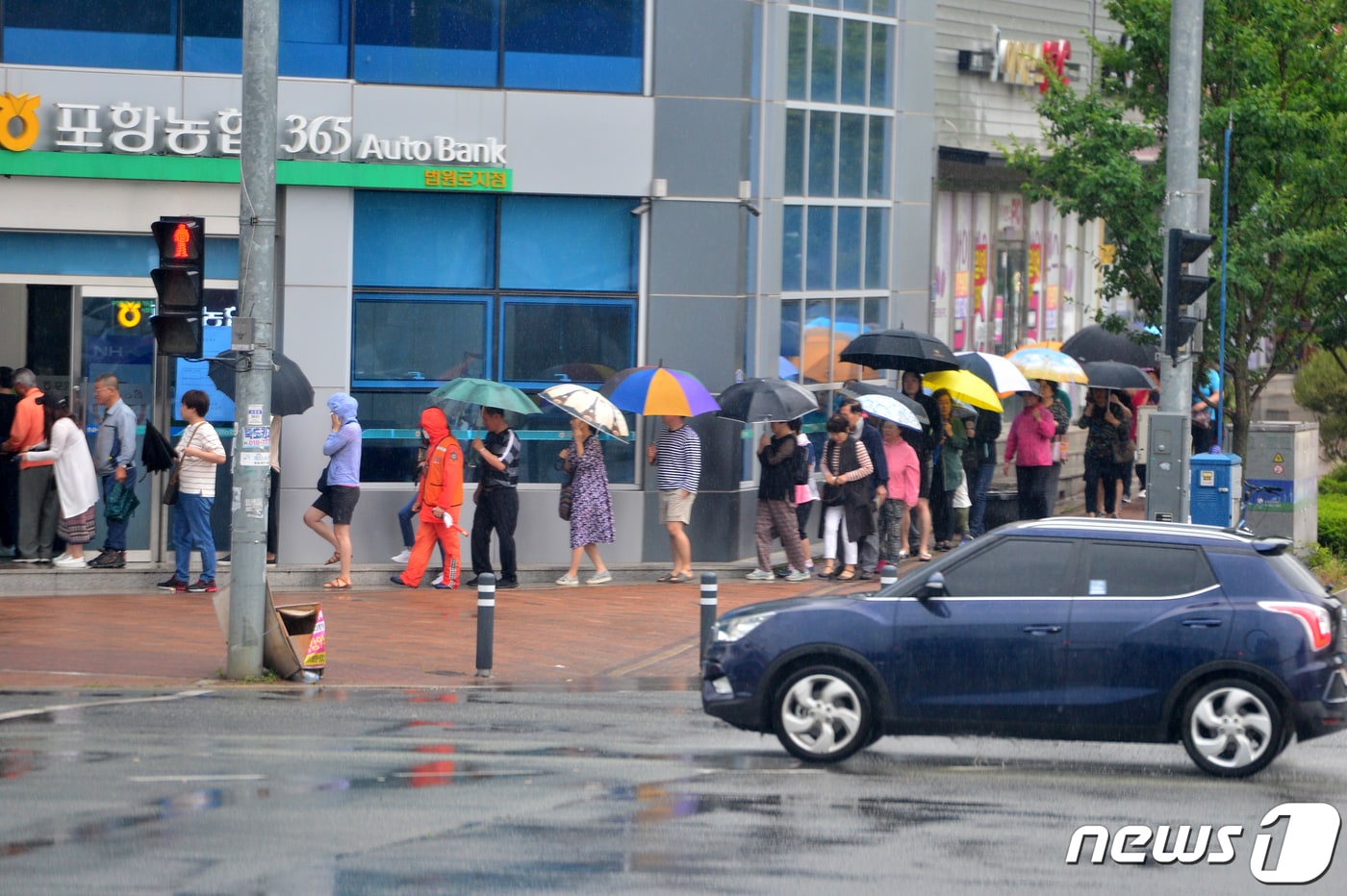 지난해 5월 경북 포항시 북구 양덕동 농협지점에서 시민들이 지역경제 활성화를 위해 발행한 포항사랑상품권을 구입하기 위해 줄을 서서 기다리고 있다. (뉴스1 자료) ⓒ News1 최창호 기자