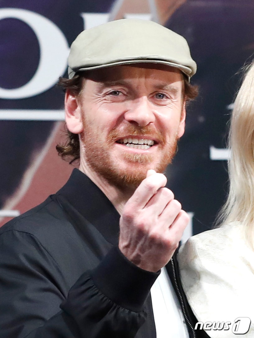 할리우드 배우 마이클 패스벤더가 27일 오전 서울 여의도 콘래드 서울에서 열린 영화 ‘엑스맨 : 다크 피닉스’(감독 사이먼 킨버크) 내한 기자간담회에 참석해 포즈를 취하고 있다. ‘엑스맨 다크 피닉스’는 엑스맨을 끝낼 최강의 적 ‘다크 피닉스’로 변한 진 그레이(소피 터너 분)와 지금까지 이룬 모든 것을 걸고 맞서야 하는 엑스맨의 이야기를 그린 작품이다. 2019.5.27/뉴스1 ⓒ News1 권현진 기자