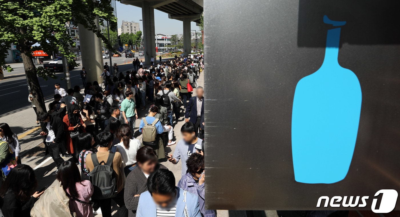 3일 오전 서울 성동구에 개점한 블루보틀(Blue Bottle) 1호점을 찾은 시민들이 줄을 서 있다. 성수점에서는 앞으로 엄선한 블렌드와 싱글 오리진 드립 커피·아이스 커피·에스프레소 음료 등 커피 메뉴를 판매한다. 또 국내 파티시에 '메종엠모'(Maison MO)와 협업해 만든 국내 한정 페이스트리 메뉴를 제공한다. 2019.5.3/뉴스1 ⓒ News1 이재명 기자