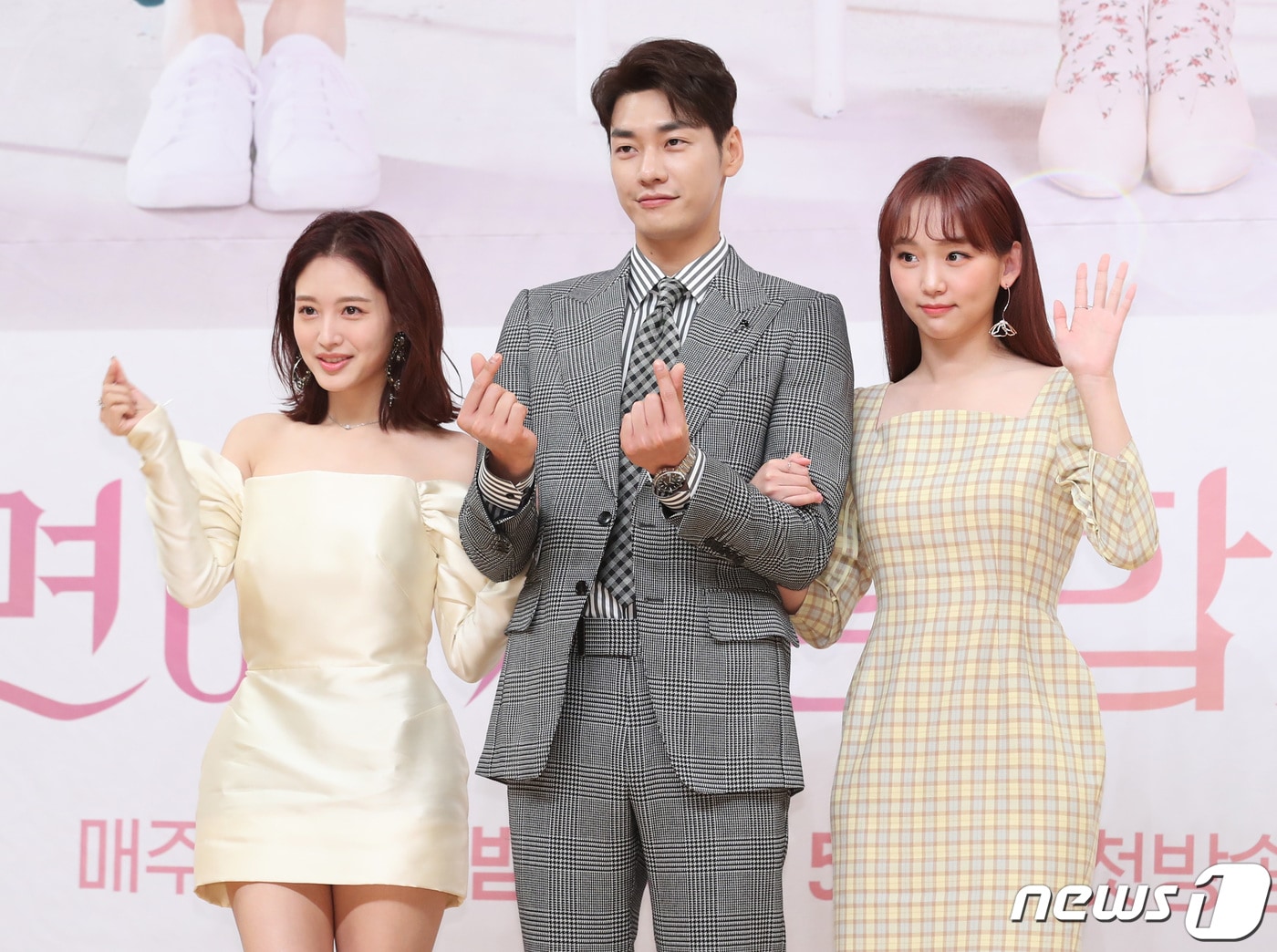 배우 김재경(왼쪽부터0, 김영광, 진기주가 3일 오전 서울 목동SBS에서 열린 새 월화드라마 ‘초면에 사랑합니다’(연출 이광영/ 극본 김아정) 제작발표회에 참석해 포즈를 취하고 있다. ‘초면에 사랑합니다’는 보스 도민익(김영광 분)과 이중생활 비서 정갈희(진기주 분)의 아슬아슬하고 새콤달콤한 로맨틱 코미디 드라마다. 2019.5.3/뉴스1 ⓒ News1 권현진 기자