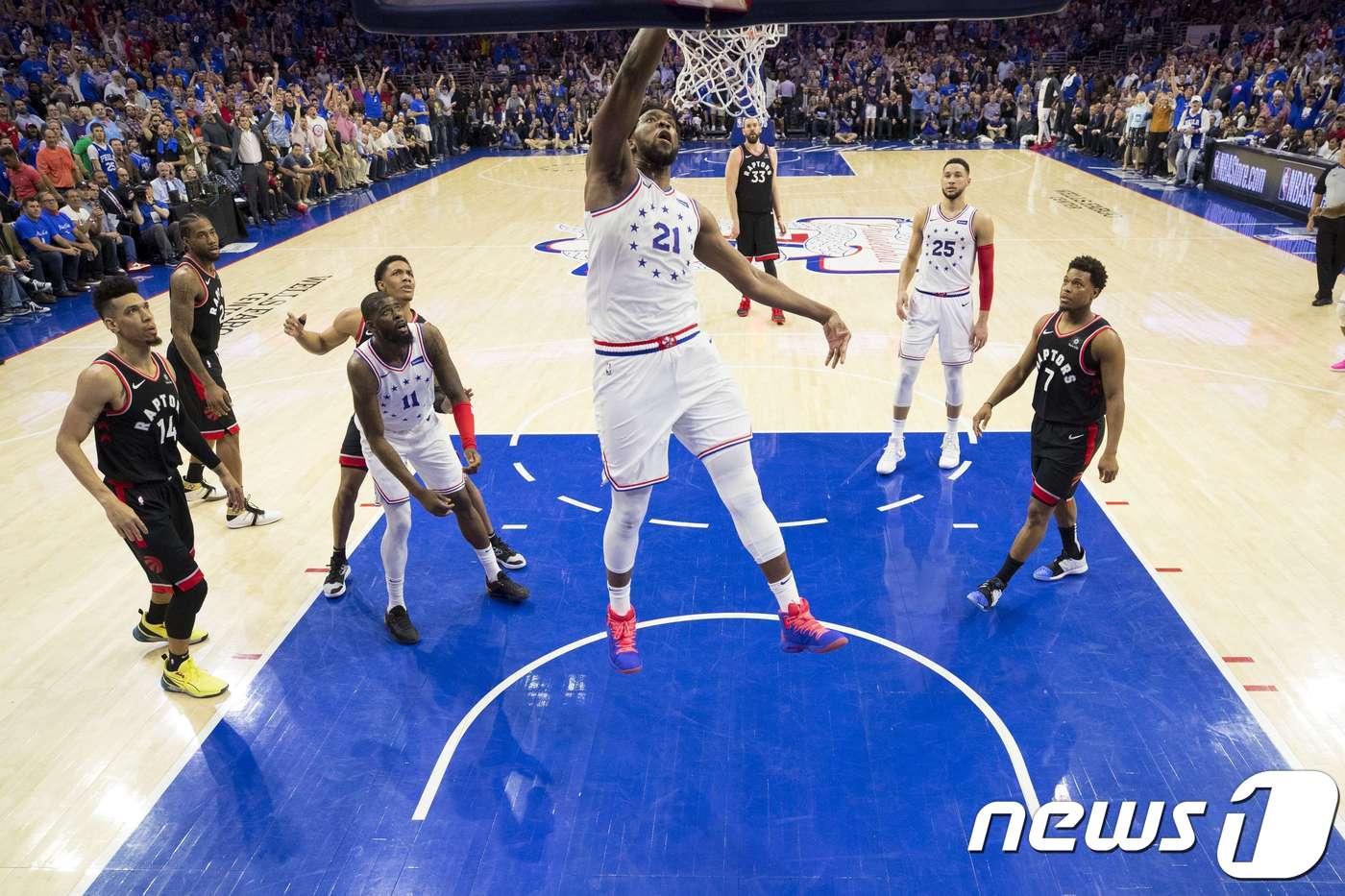 필라델피아의 조엘 엠비드가 토론토와 플레이오프 3차전에서 덩크슛을 하고 있다. ⓒ AFP=뉴스1