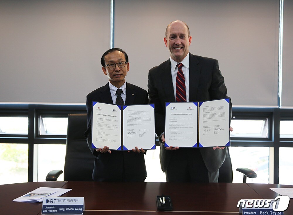 왼쪽부터 정천영 교학부총장, 벡 에이 테일러 휘트워스대 총장 /ⓒ 뉴스1