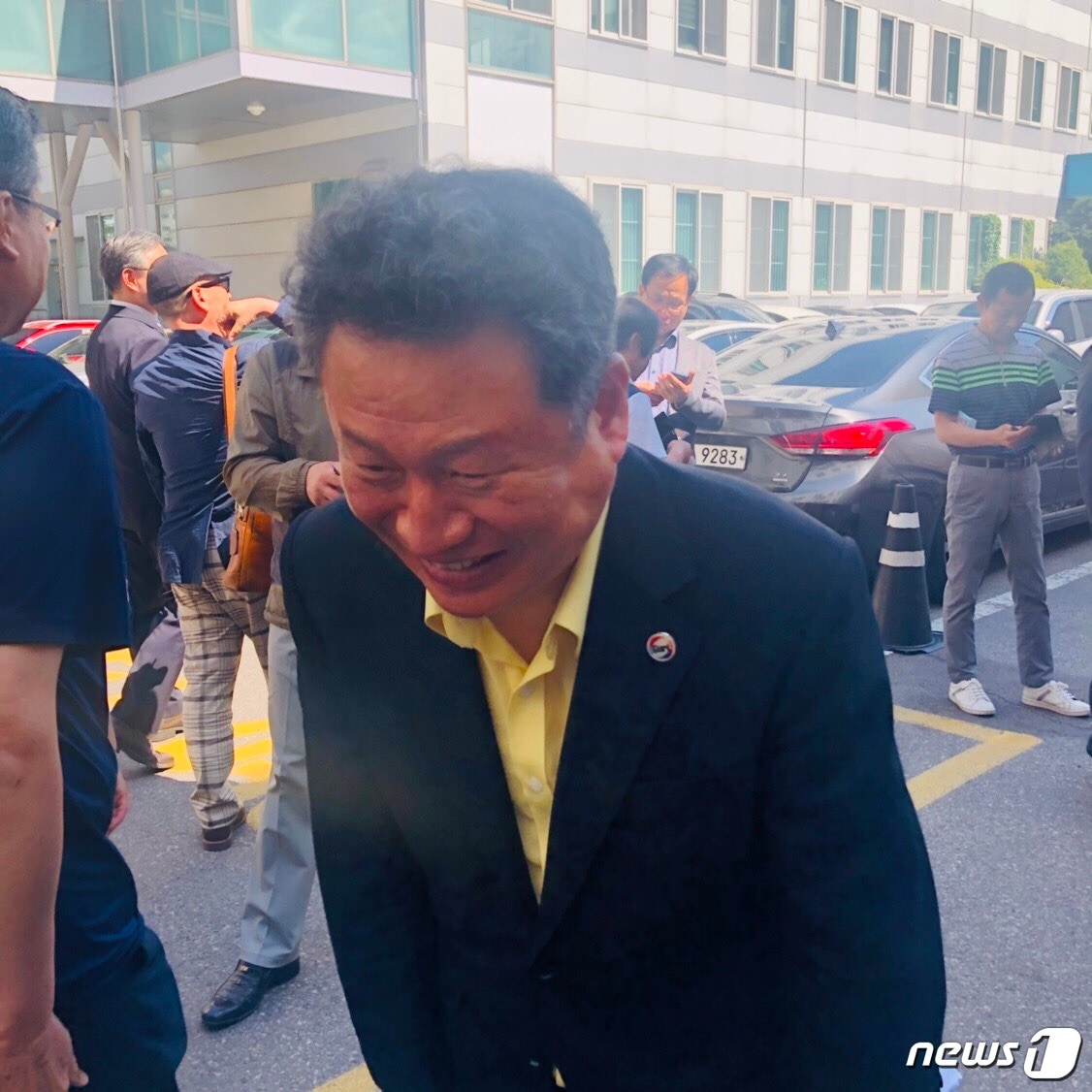 1심 무죄 선고 후 법정 밖에서 지지자들에게 머리 숙여 인사하는 안승남 구리시장 ⓒ 뉴스1