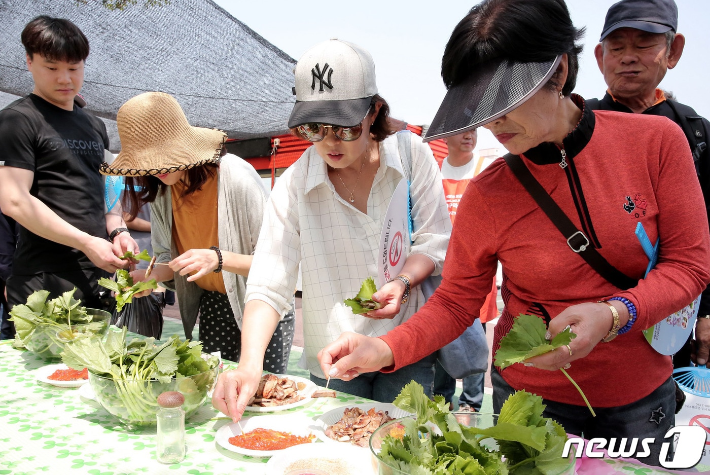 양구 곰취축제장에서 관광객들이 곰취쌈 시식을 하고 있다.(자료사진)/뉴스1 DB