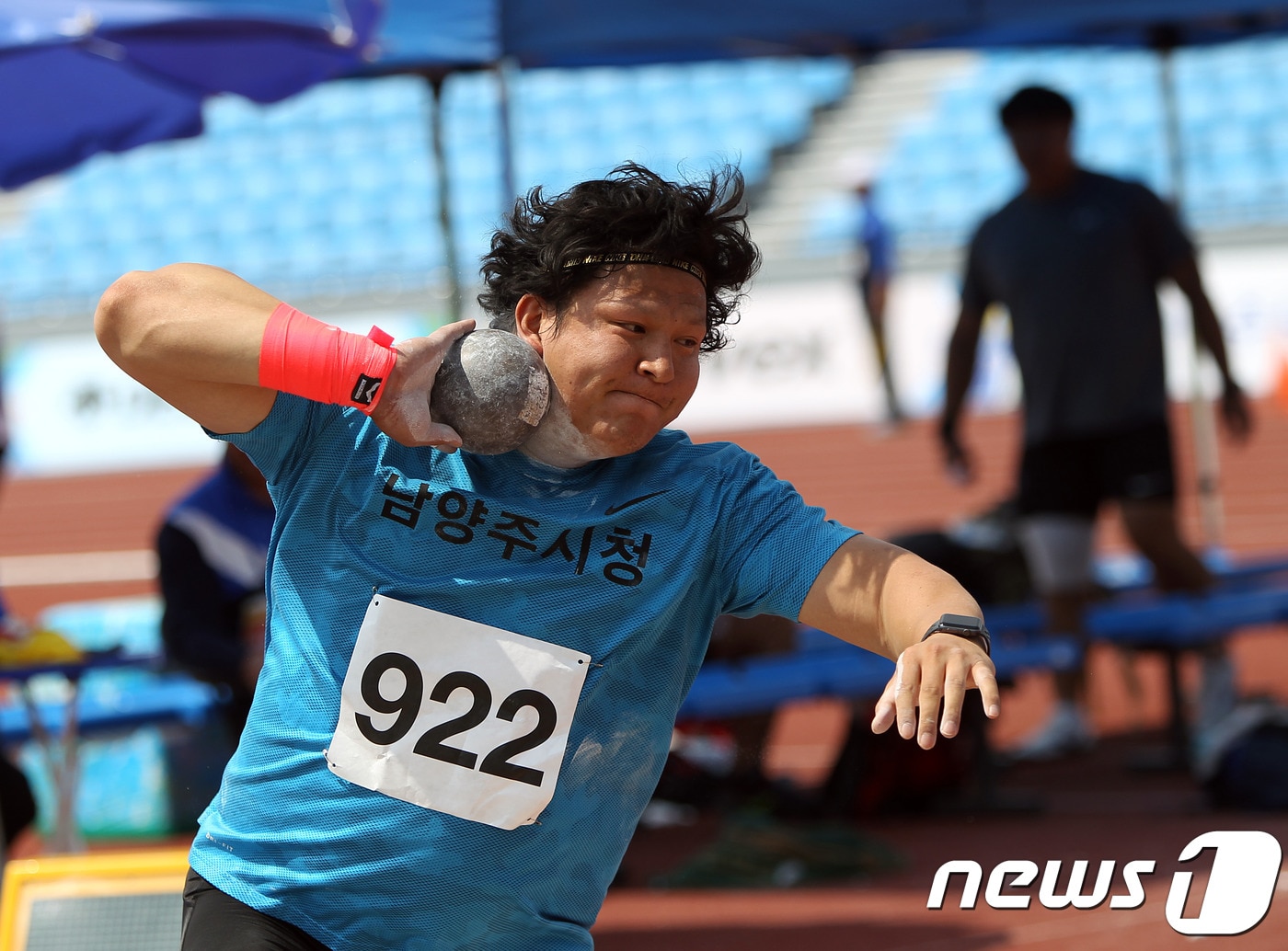 정일우(33·남양주시청)가 5일 충북 충주종합운동장 육상경기장에서 열린 제48회 전국종별육상경기선수권대회 남자 포환던지기에서 19m20을 던지며 1위에 올랐다. (대한육상연맹 제공) ⓒ 뉴스1