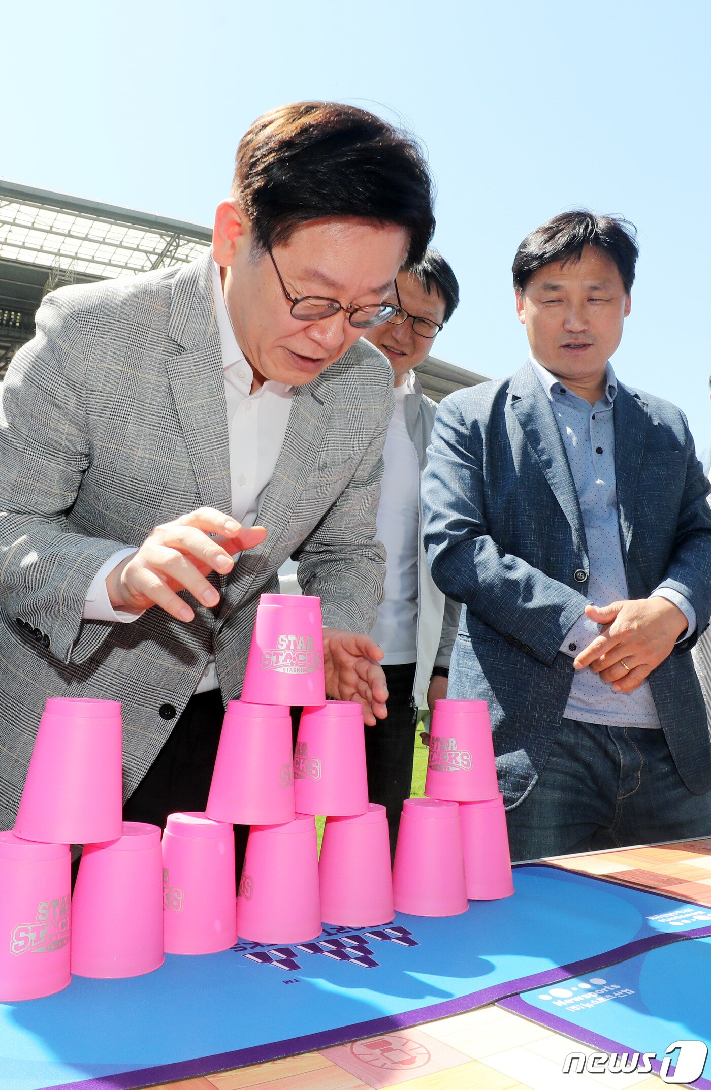 2019년 5월 6일 이재명 경기도지사와 더불어민주당 김영진 의원이 경기도 수원시 팔달구 수원월드컵경기장에서 열린 어린이날 기념 주경기장 개방 행사에서 스포츠 스택스 체험을 하고 있다. 2019.5.6/뉴스1 ⓒ News1 DB