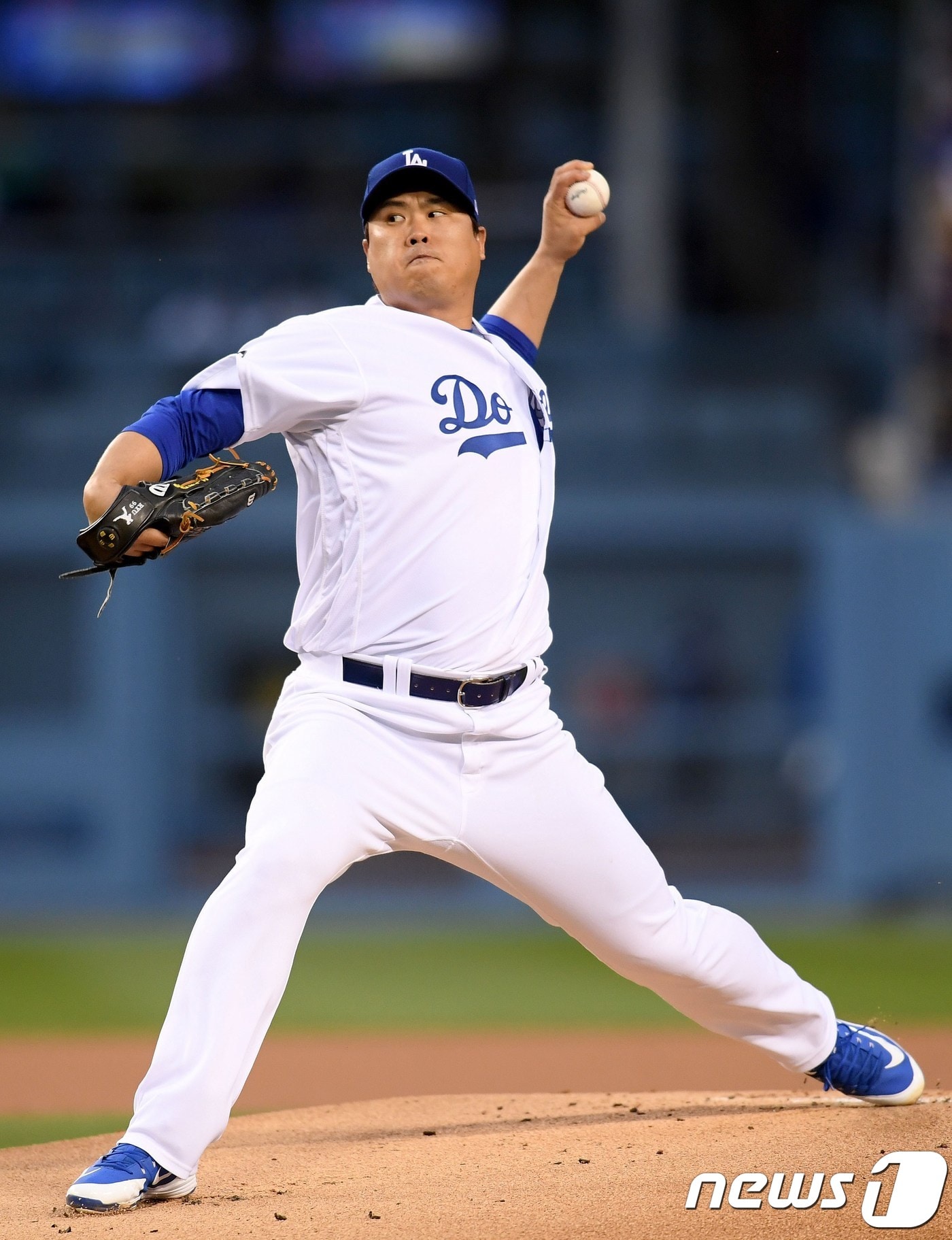 8일(한국시간) 미국 캘리포니아주 로스앤젤레스 다저스타디움에서 열린 애틀랜타 브레이브스와 홈 경기에 선발 등판해 5회까지 퍼펙트 투구를 펼친 류현진(32·LA 다저스).ⓒ AFP=뉴스1