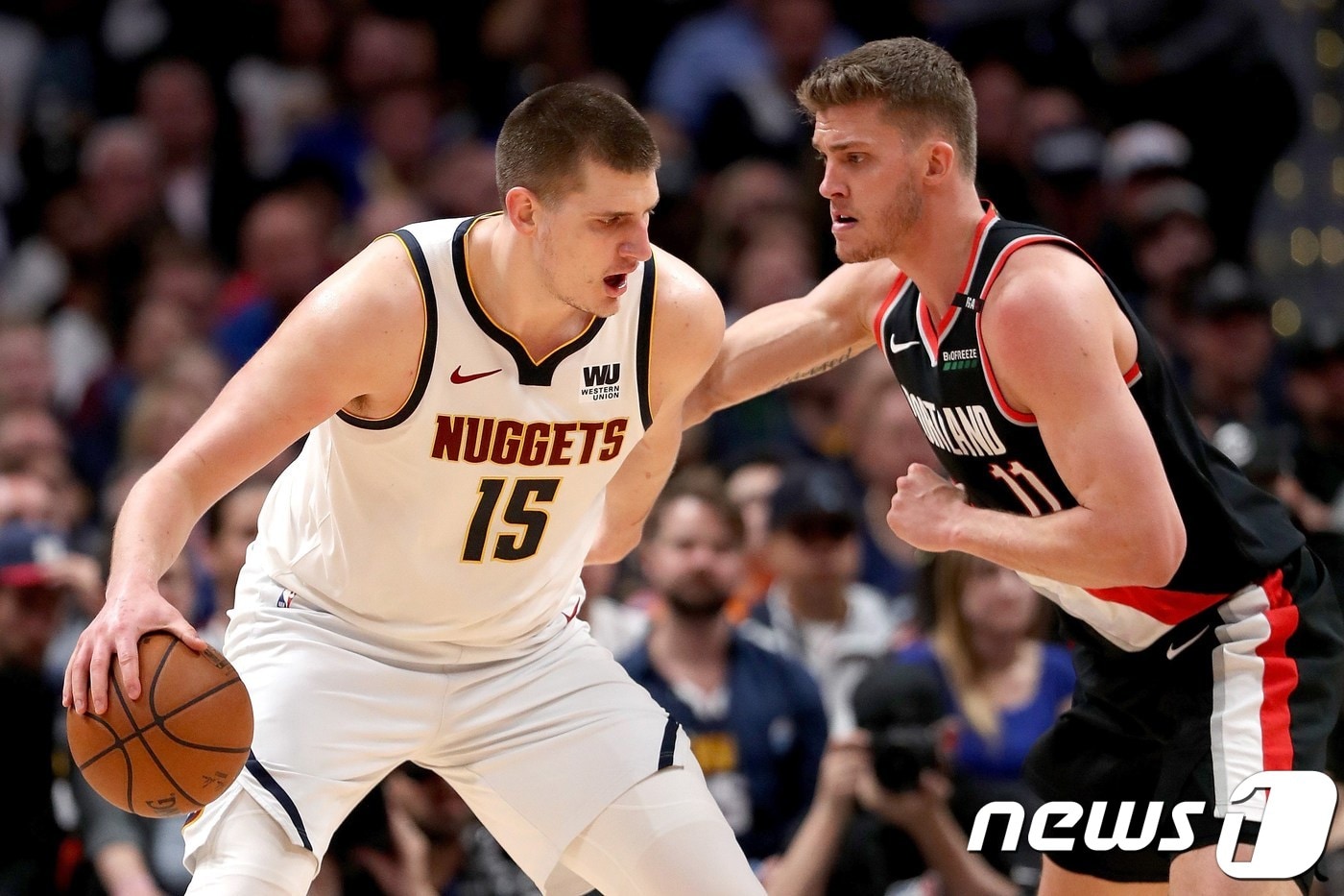 덴버 너기츠 니콜라 요키치가 8일(한국시간) 미국 콜로라도주 덴버 펩시센터에서 열린 포틀랜드 트레일블레이저스와 2018-19 미국프로농구(NBA) 서부 콘퍼런스 플레이오프 2라운드 5차전에서 포스트업을 시도하고 있다. ⓒ AFP=뉴스1