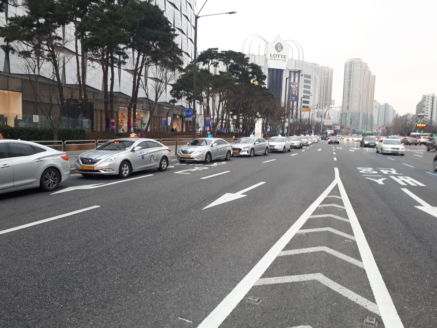 잠실역 1번출구 일대가 택시 꼬리물기로 혼잡하다(송파구 제공).ⓒ 뉴스1