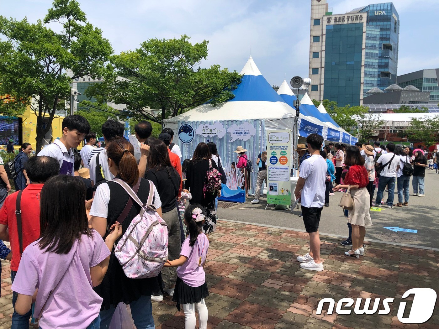 울산항만공사는 사회적기업 우시산, SK에너지, 울산지방해양수산청, UN환경계획 한국협회가 공동으로 울산고래축제 기간인 지난 7일부터 9일까지 장생포에서 해양 플라스틱 저감 캠페인을 전개했다.ⓒ 뉴스1