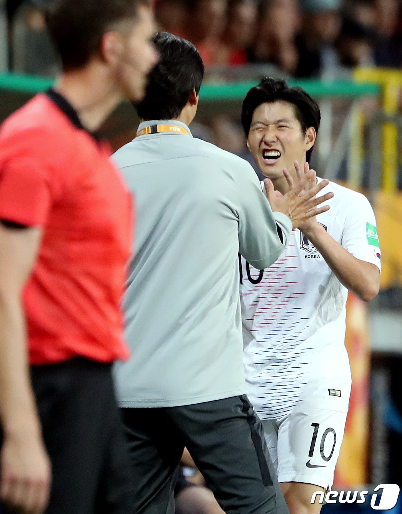 11일 오후(현지시간) 폴란드 아레나 루블린에서 열린 '2019 국제축구연맹(FIFA) U-20 월드컵' 4강전 대한민국과 에콰도르의 경기에서 후반 교체된 이강인 선수가 정정용 감독과 하이파이브를 나누고 있다. 대표팀이 에콰도르를 제압하면 이탈리아를 꺾고 결승에 선착한 우크라이나와 오는 16일 우치에서 결승전을 펼친다. 2019.6.12/뉴스1 ⓒ News1 박정호 기자