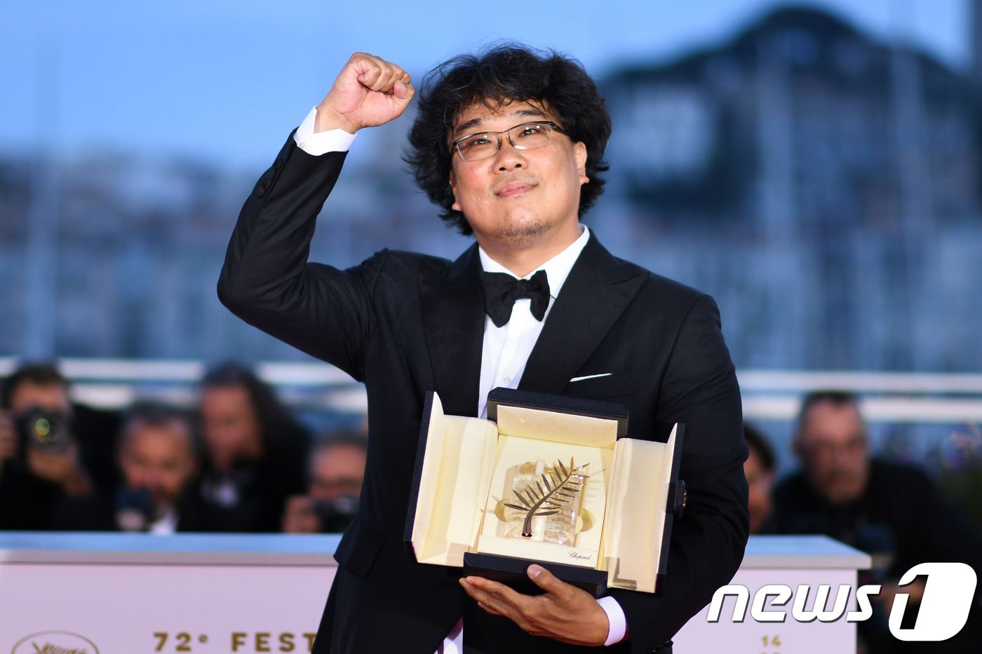 봉준호 감독이 제72회 칸국제영화제에서 황금종려상 수상 후 트로피를 든 채 포즈를 취했다. ⓒ AFP=뉴스1