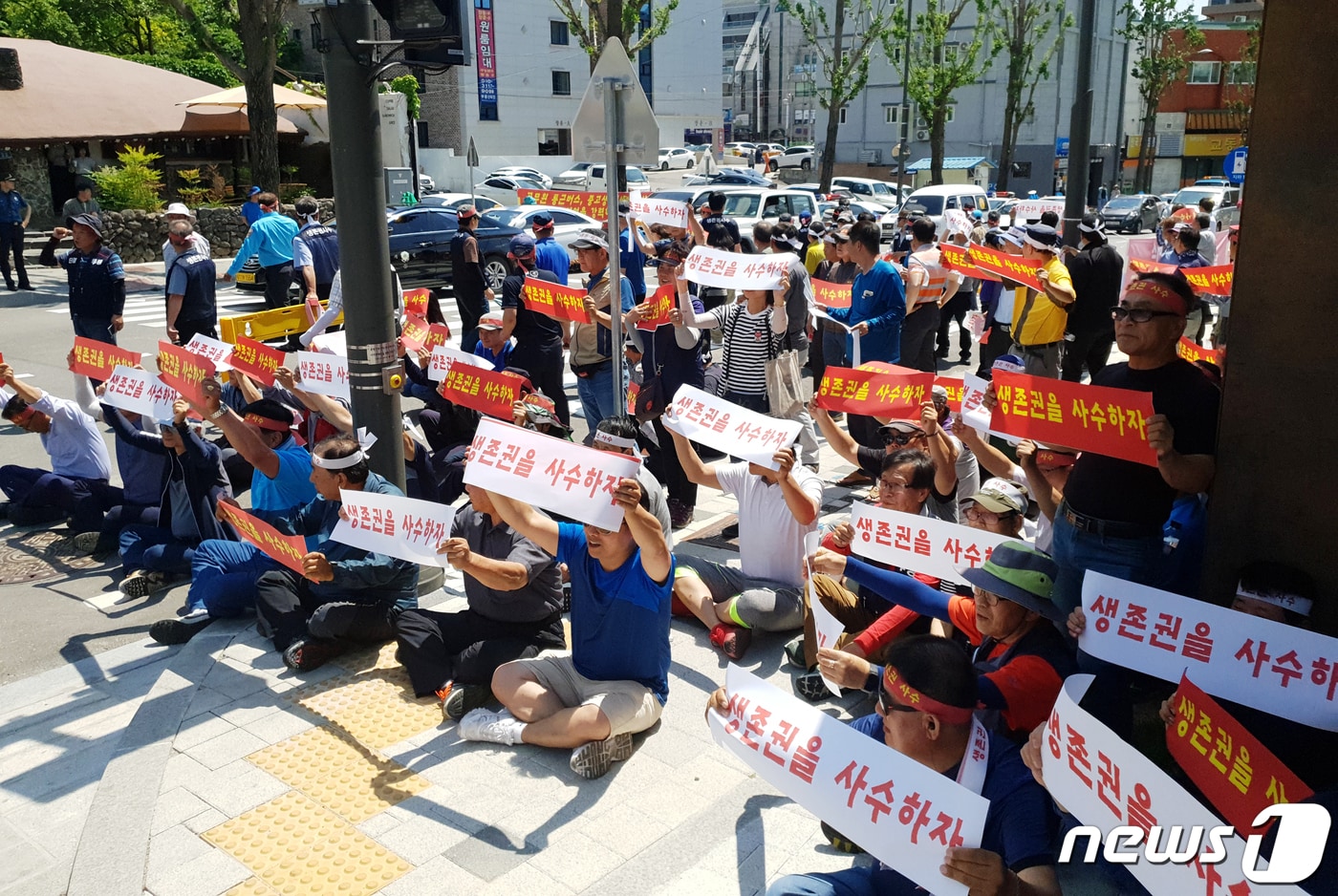 13일 강원 춘천시청에서 춘천택시사업 비상대책위원회 관계자들이 집회를 열고 청춘노선 철회, 택시근로자 복지향상 등을 요구하고 있다.2019.6.13/뉴스1 ⓒ News1 이찬우 기자
