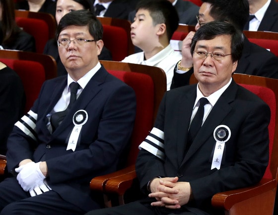 2019년 6월 14일 서울 동작구 국립현충원에서 엄수된 고 이희호 여사 사회장 추모식에서 차남 김홍업(오른쪽) 전 의원과 삼남 김홍걸 더불어민주당 당선인이 고인의 생전 영상을 시청하고 있다.  ⓒ News1 