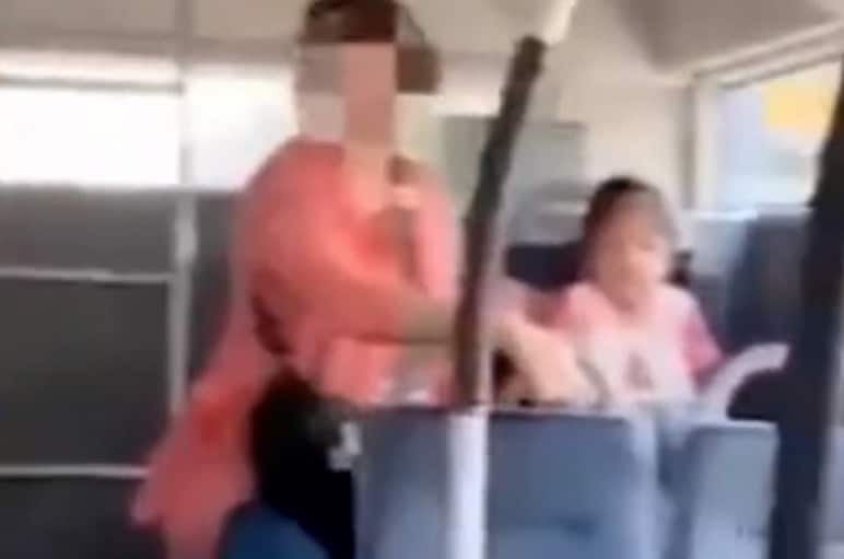 어린 아이가 버스에서 대변을 보고 있다 - 웨이보 갈무리