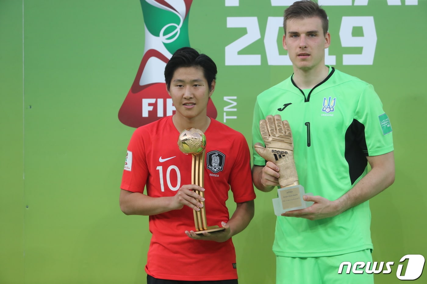 U-20 대한민국 대표팀 이강인이 16일 오전(한국시간) 폴란드 우치 스타디움에서 열린 '2019 국제축구연맹(FIFA) U-20 월드컵' 결승전 대한민국과 우크라이나의 경기를 마치고 골든볼을 수상하고 있다. 이날 대한민국은 우크라이나를 상대로 3대1로 패하며 준우승을 차지했다. 2019.6.16/뉴스1 ⓒ News1 박정호 기자