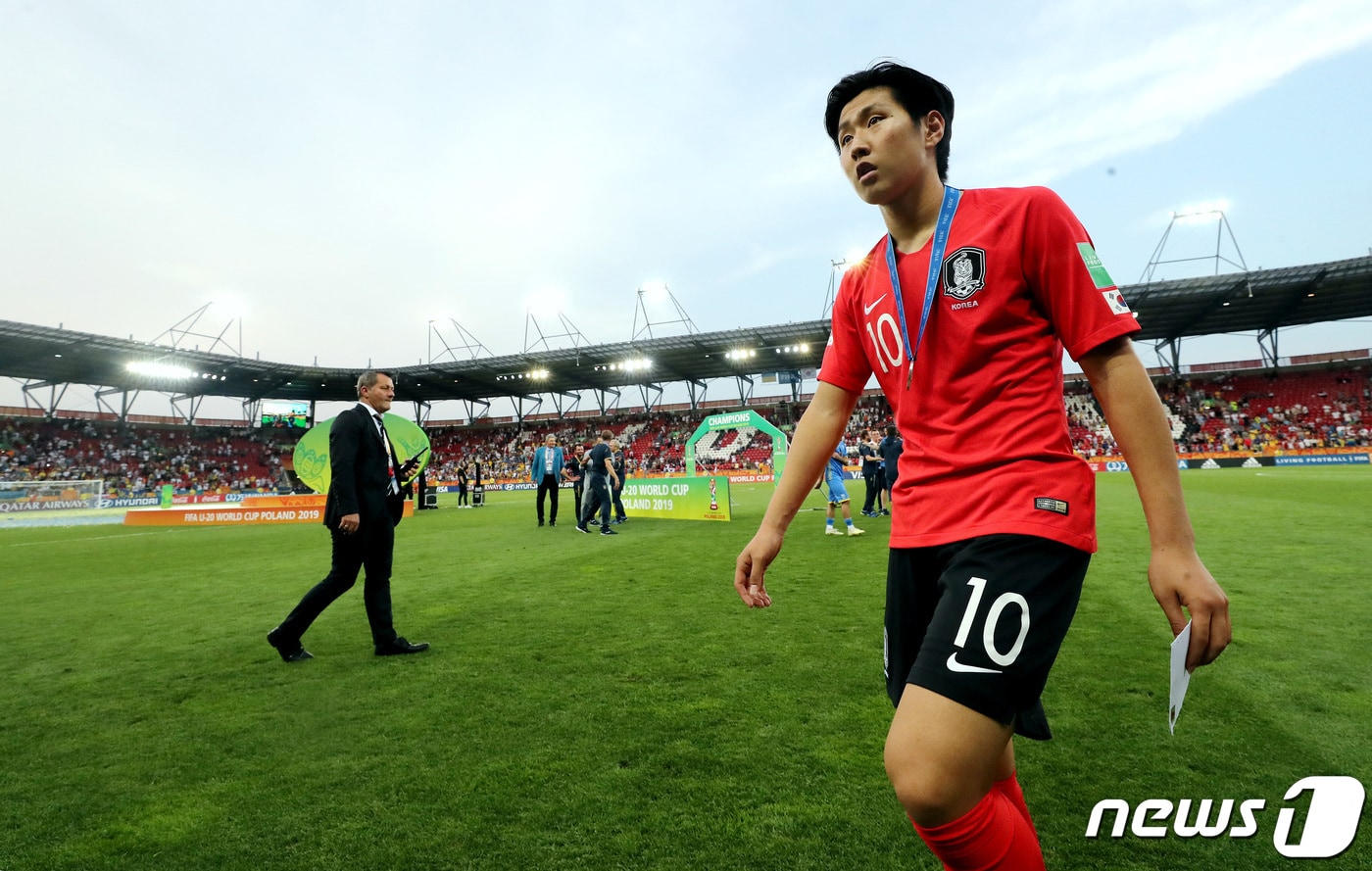 16일 오전(한국시간) 폴란드 우치 스타디움에서 열린 '2019 국제축구연맹(FIFA) U-20 월드컵' 결승전 대한민국과 우크라이나의 경기를 마친 이강인 선수가 준우승 메달을 목에 걸고 그라운드에서 걸어 나오고 있다. 한국 남자축구 사상 첫 국제축구연맹(FIFA) 주관 대회 결승 진출이라는 새로운 역사를 쓴 U-20 축구대표팀은 이날 경기에서 3:1로 패하며 준우승을 차지했다. 2019.6.16/뉴스1 ⓒ News1 박정호 기자