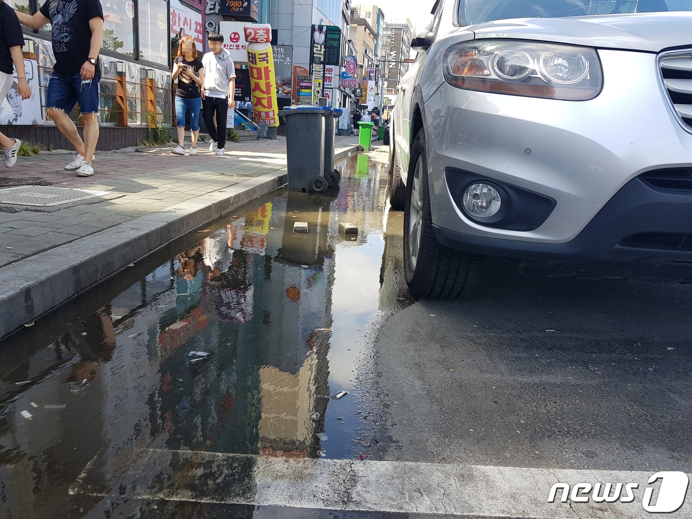 16일 오후 경북 포항시 관광 일번지인 북구 영일대해수욕장 노상 주차장에서 하수가 역류했다. 인근 상인들은 "전날 내린 비로 하수관이 막히면서 배수가 되지 않고 있는 것 같다＂며 ＂복구가 제때 되지 않아 불편이 가중되고 있다＂고 말했다. 2019.6.16 /뉴스1 ⓒ News1 최창호 기자