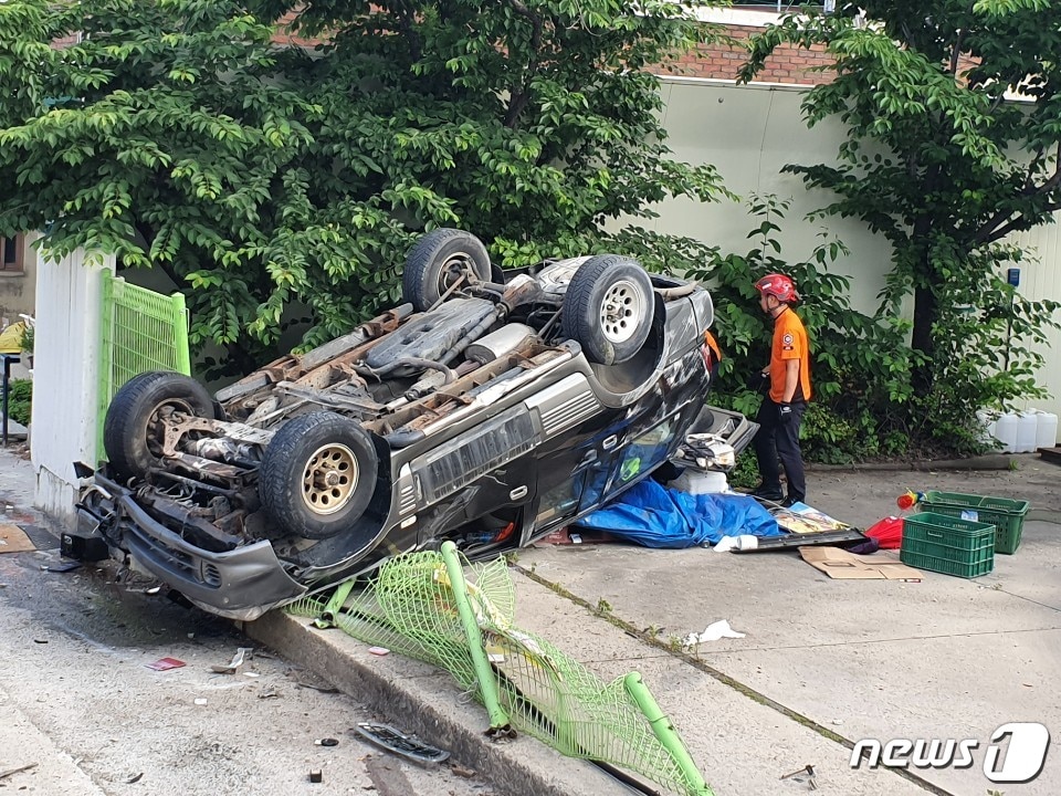 16일 제천서  승용차가  가스충전소로 돌진, 운전자 1명이  숨지고  승용차에  치인  20대  여성이  중태에  빠졌다. ⓒ 뉴스1(독자제공)